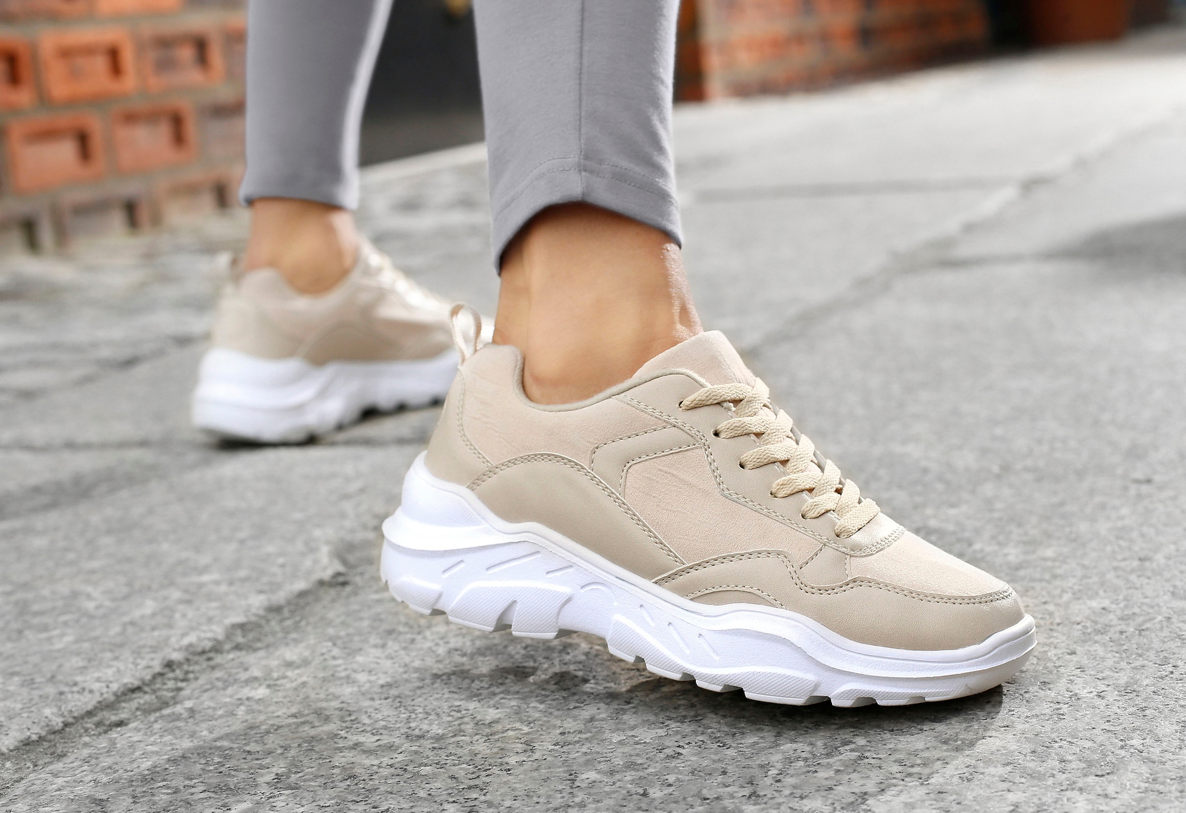 LASCANA Sneaker, mit ultraleichter Chunky Sohle und weicher Innensohle