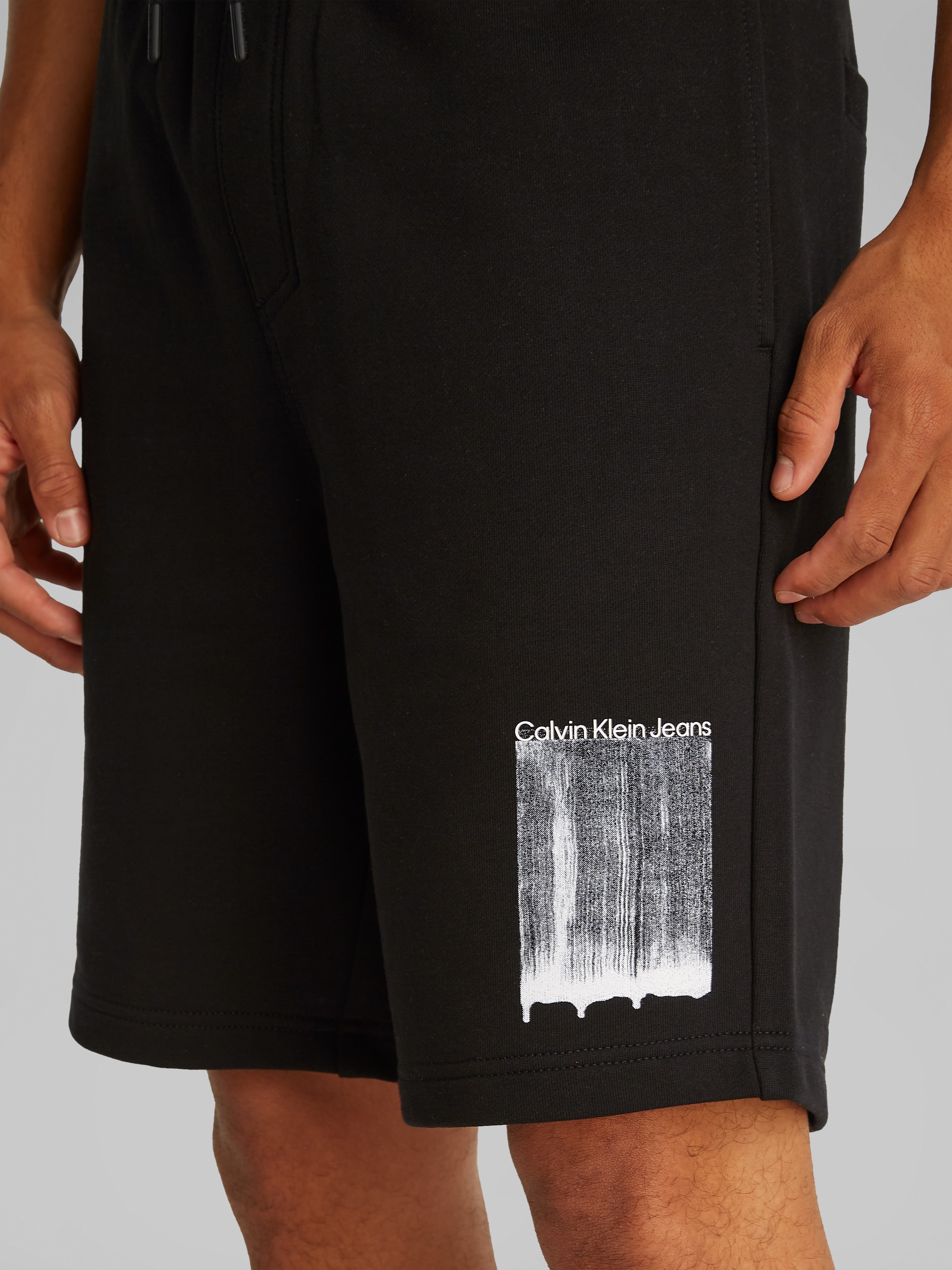 Calvin Klein Jeans Sweatshorts »BRUSH STROKE GRAPHIC SHORTS«, mit Logodruck