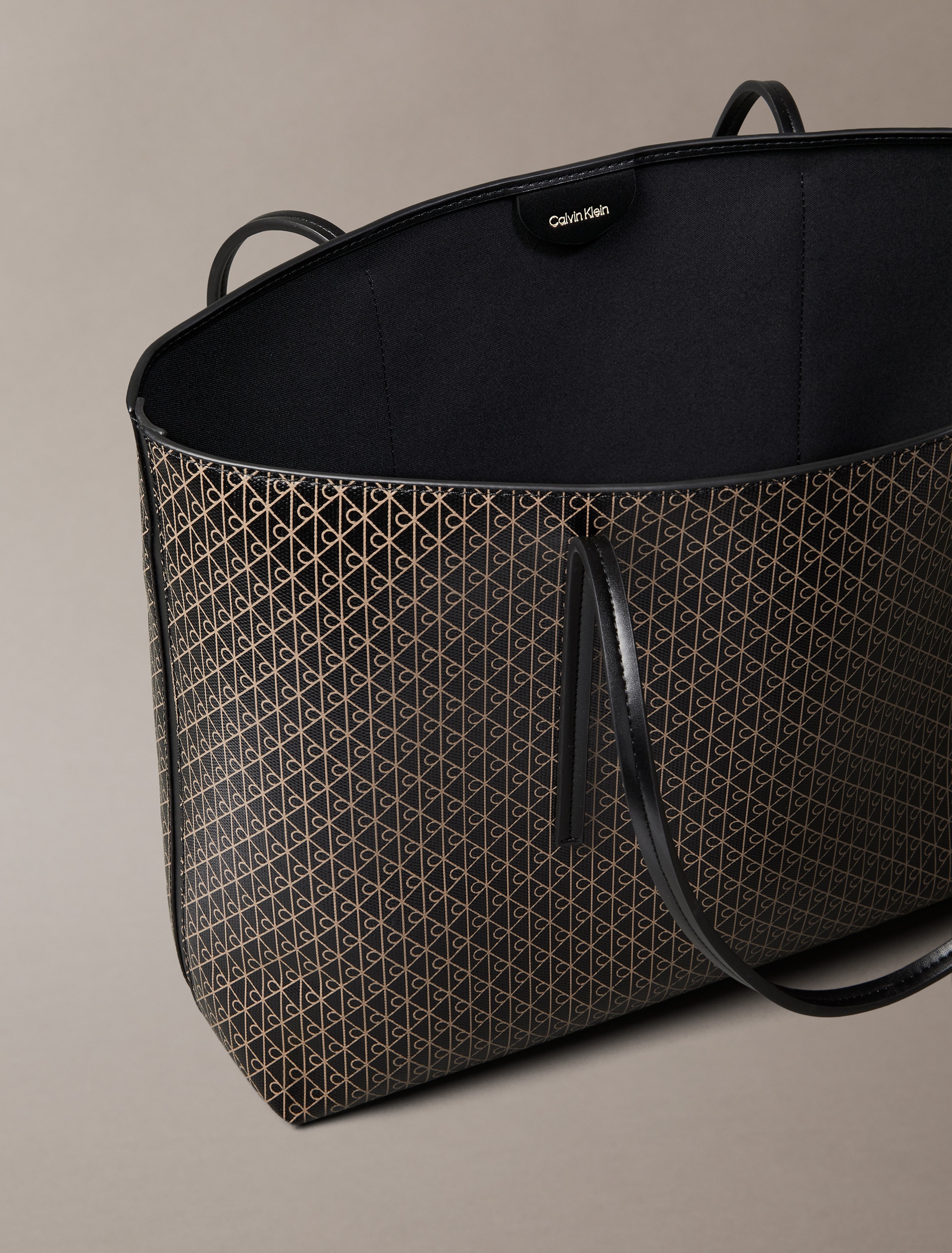 Calvin Klein Henkeltasche »AOP TOTE W/ POUCH ON STRAP«, (2 tlg.), Umhängetasche, Schultertasche, Set, mit Monogramm-Print