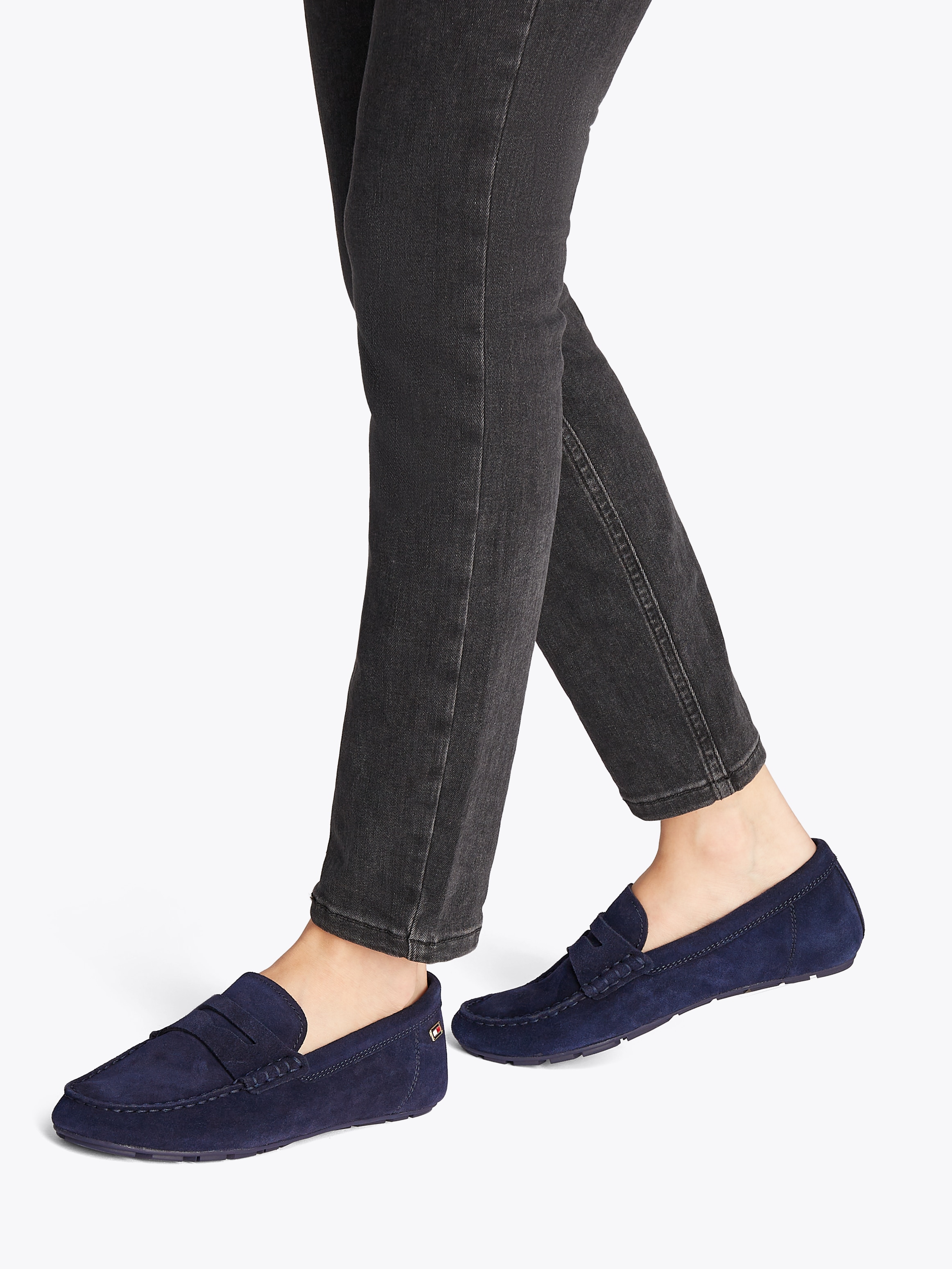 Tommy Hilfiger Slipper »FLAG SOFT SUEDE DRIVER LOAFER«, Schlupfschuh, Bequemschuh, Mokassin, Flats mit modischen Zierriegel