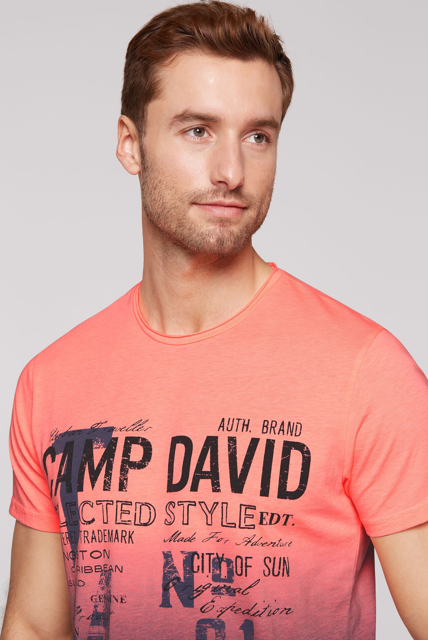 CAMP DAVID Rundhalsshirt, mit offener Kante am Ausschnitt