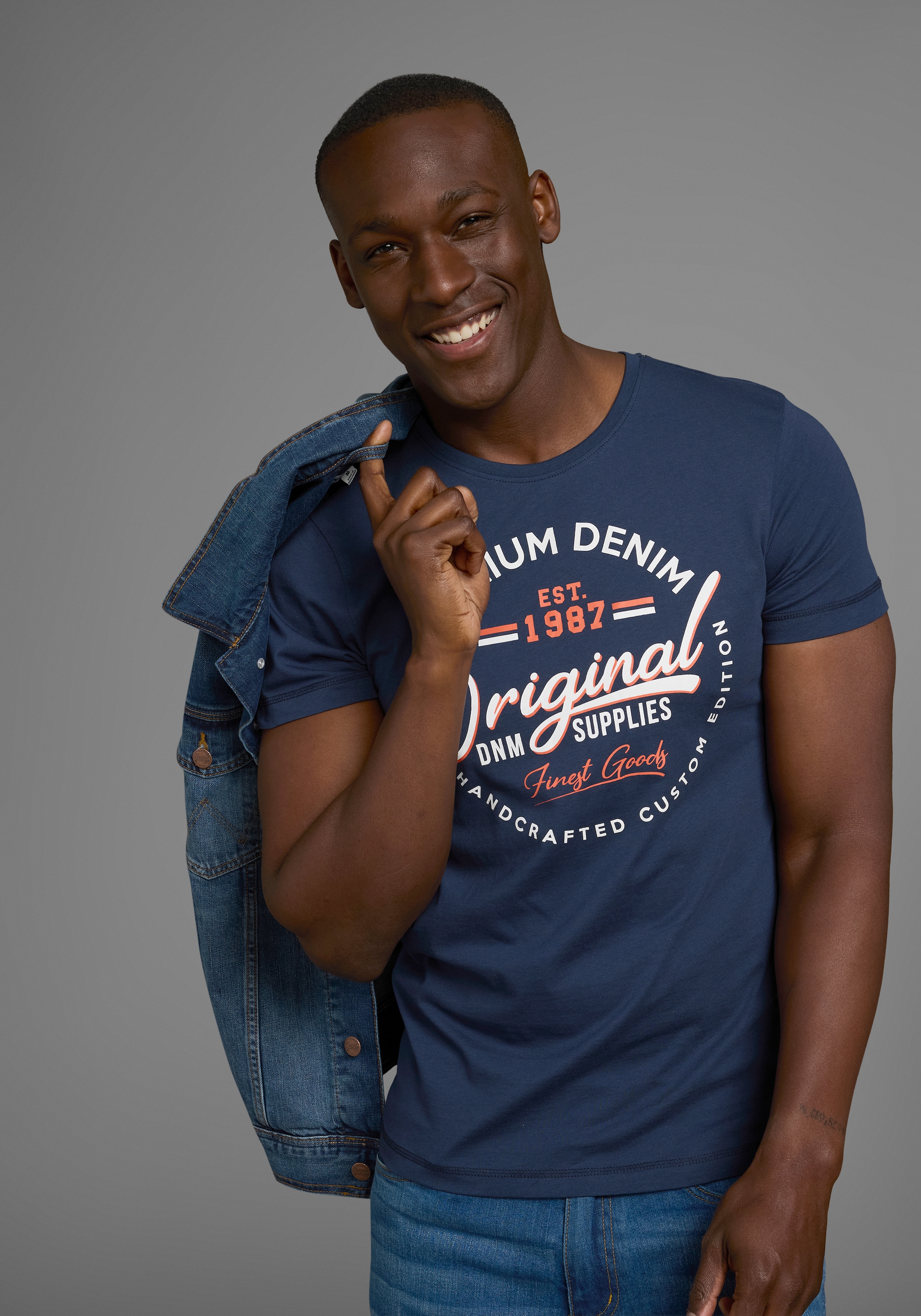 AJC T-Shirt, kurzärmelig, schmal geschnitten, mit stylischem Druck günstig online kaufen