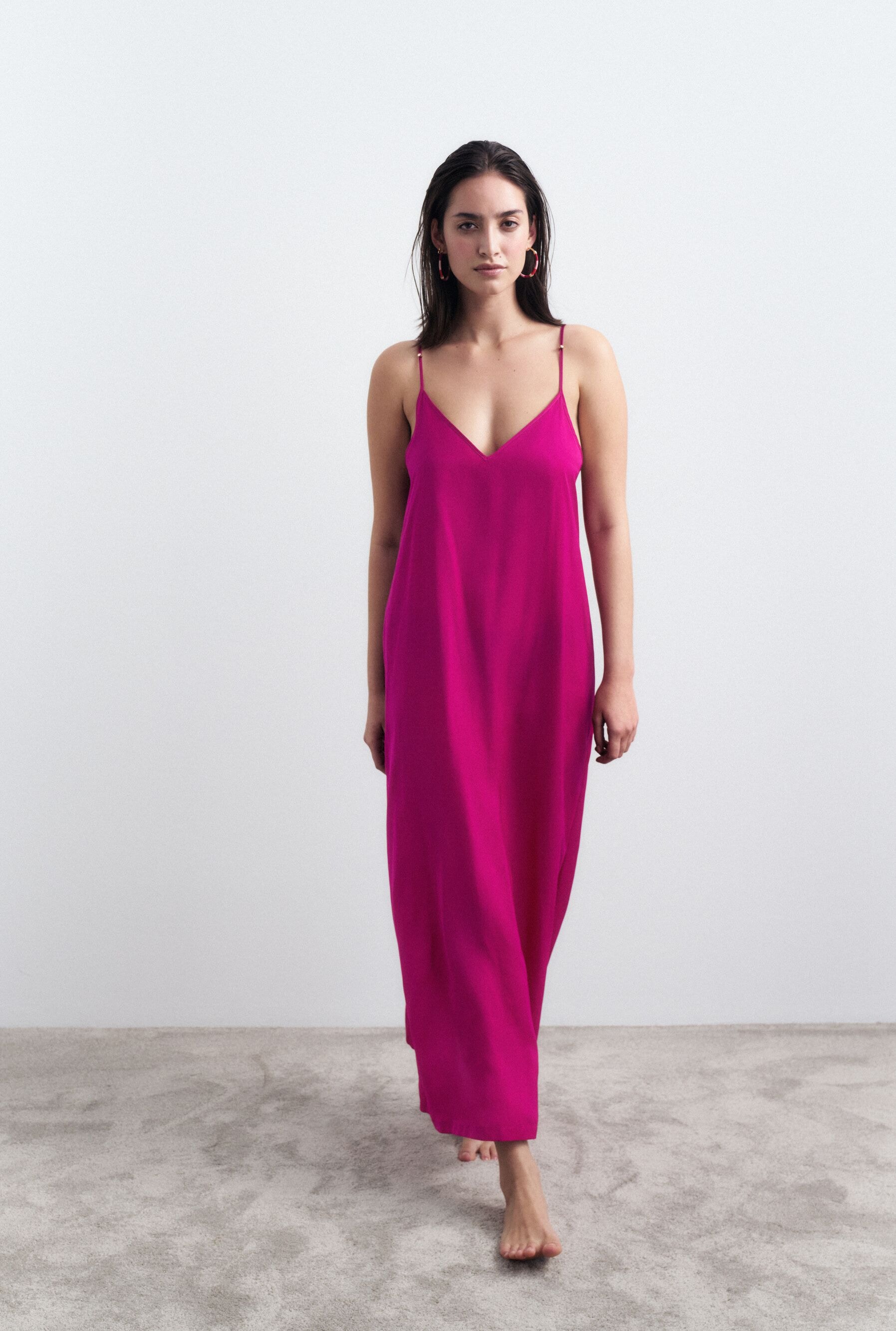 Triumph Sommerkleid »Summer Satin Dress« tiefer V-Ausschnitt, schmale Träger