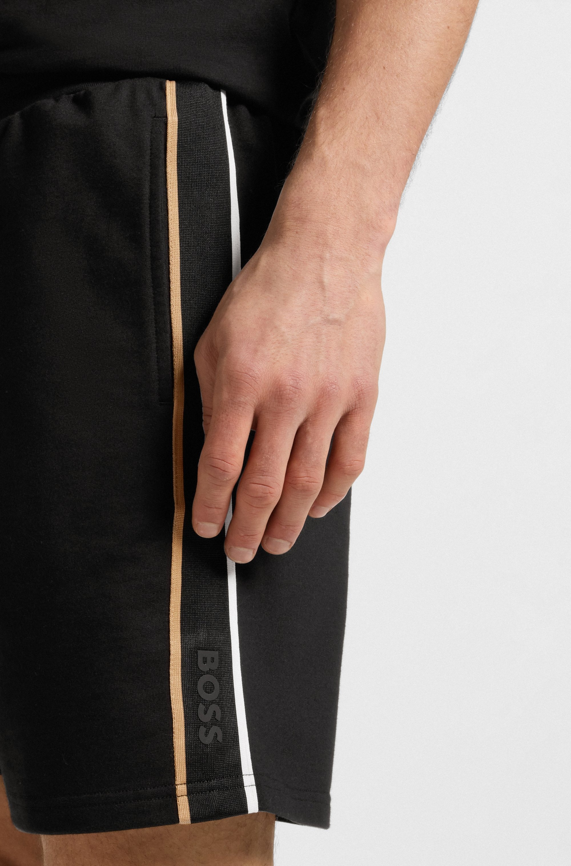 BOSS Sweatshorts "ICONIC", mit Tunnelzug und Tape-Details günstig online kaufen