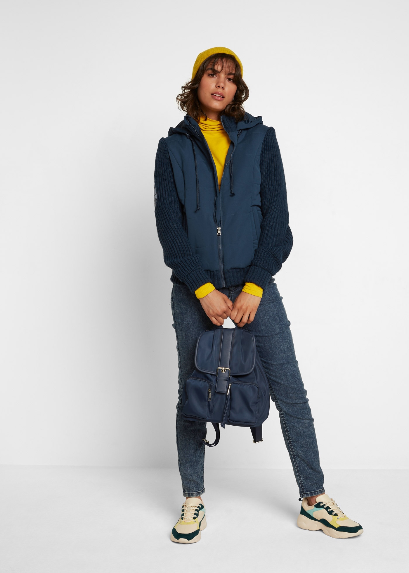 bonprix Kurzjacke mit Kapuze figurumspielende Passform, mit Strickärmeln und Kapuze