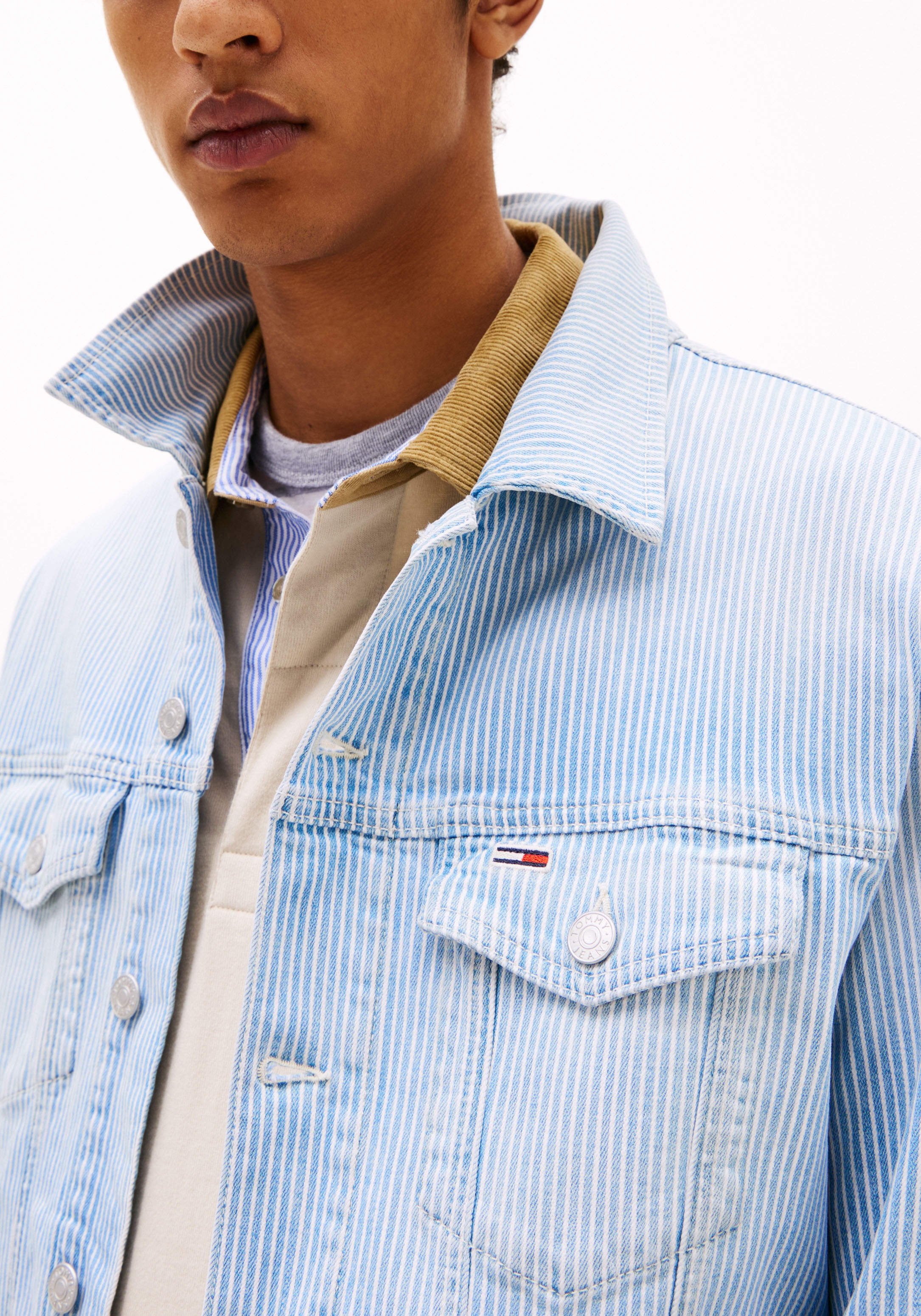 Tommy Jeans Jeansjacke »RYAN RGLR TRCKR JCKT BI6132«, fein gestreift