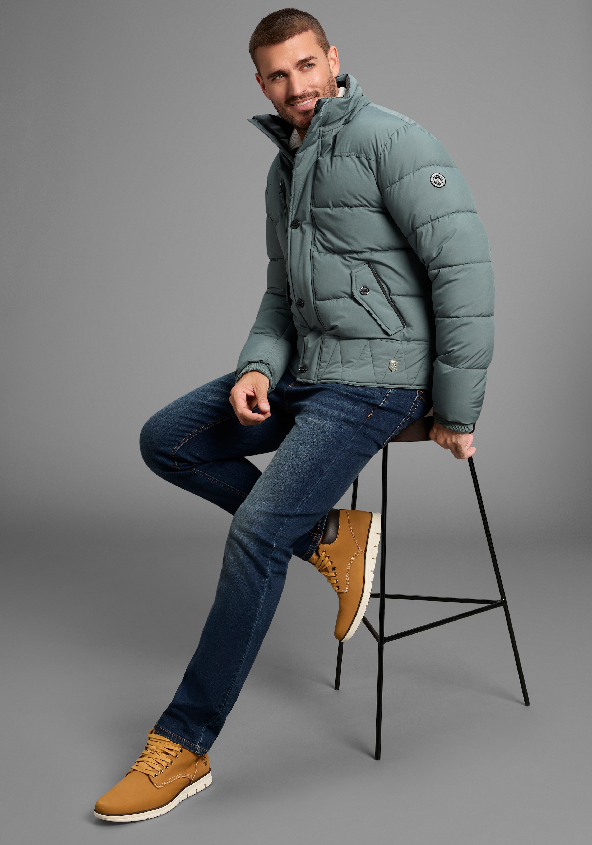 Bruno Banani Steppjacke, mit Kapuze, für Übergangswetter, wasserabweisend, taillierter Schnitt