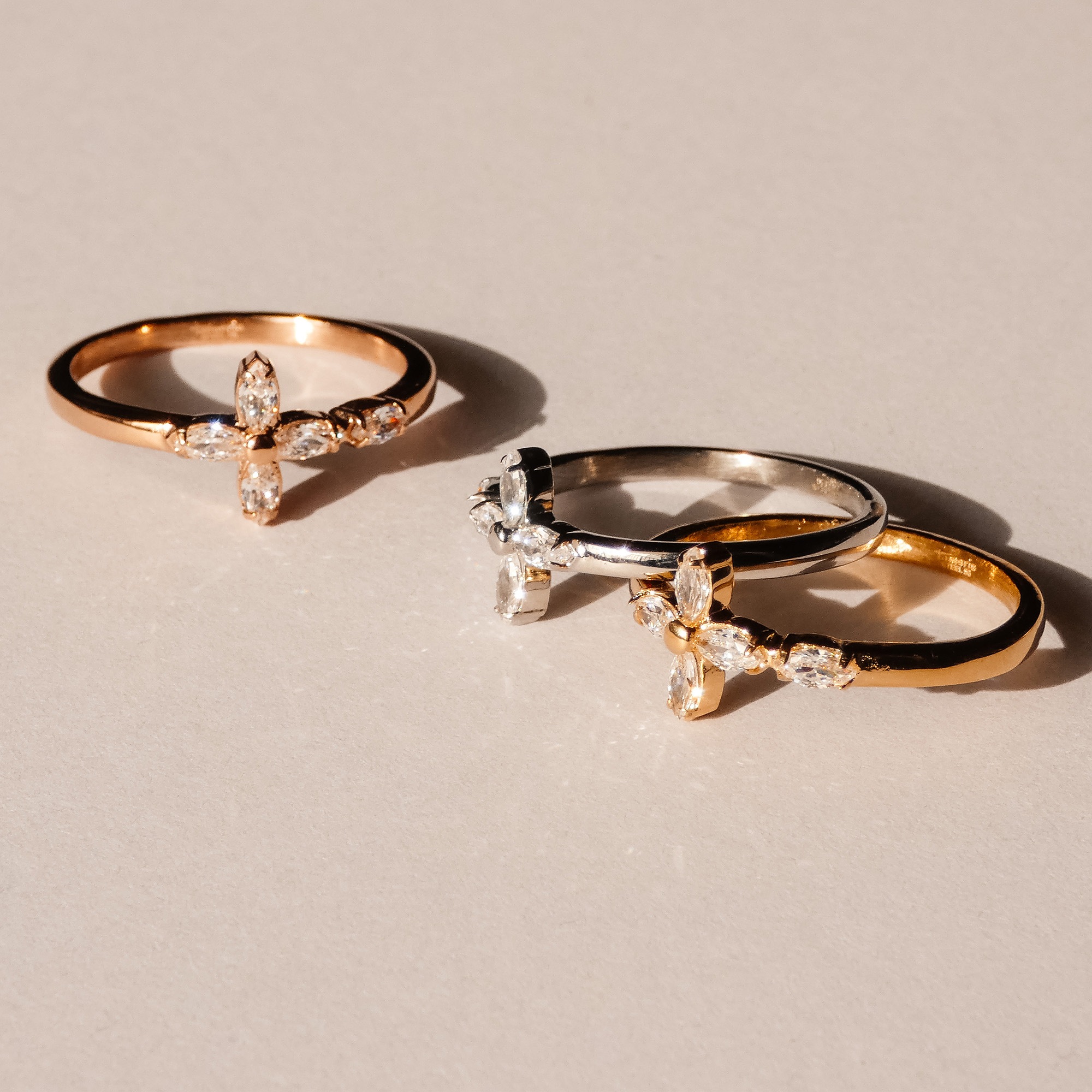 Tamaris Fingerring »Cross, Kreuz-Design« mit Zirkonia (synth.)