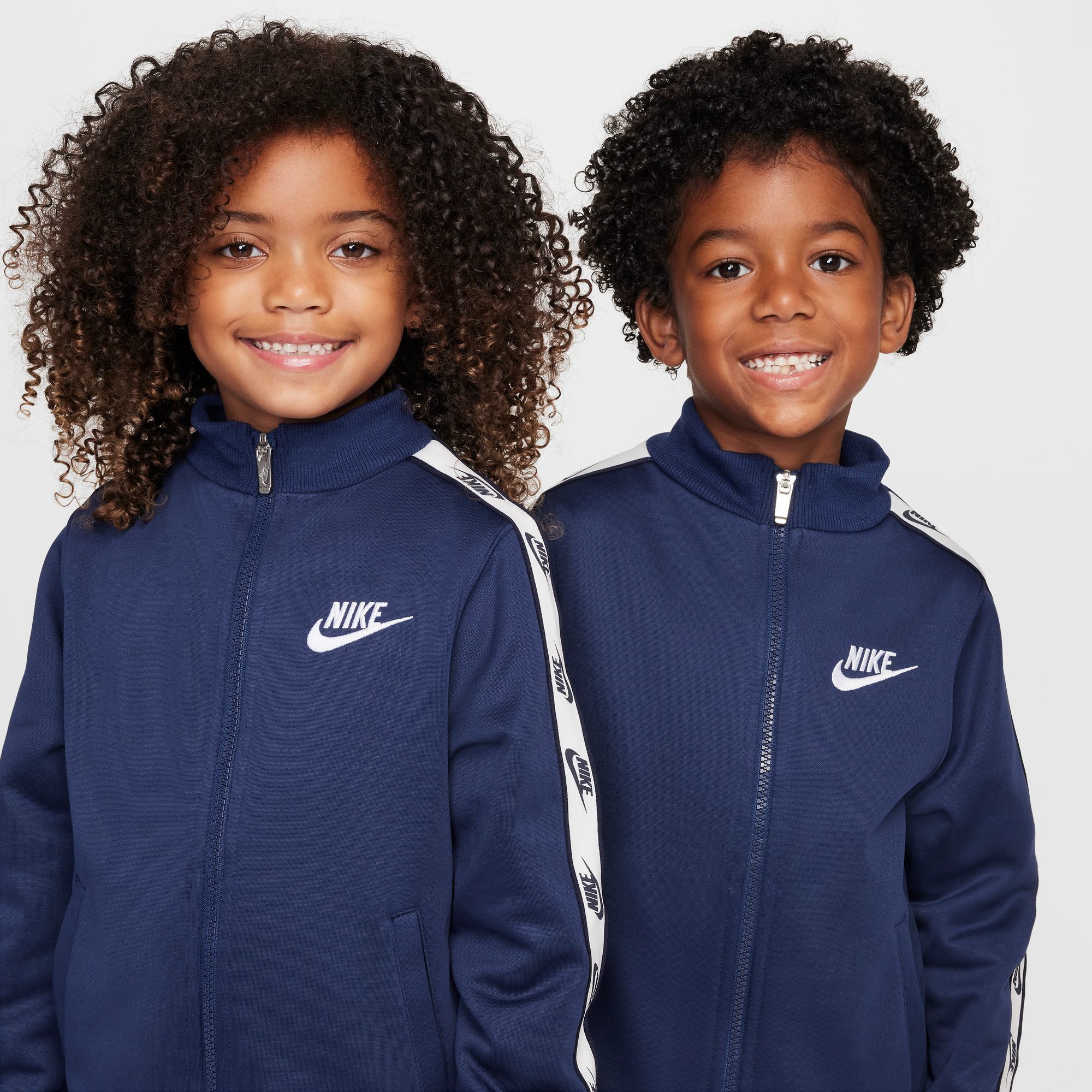 Nike Sportswear Trainingsanzug »NKN FULL ZIP SET WITH LOGO TAP« 2 tlg. zweiteiliges Set, für Kinder, aus Polyester