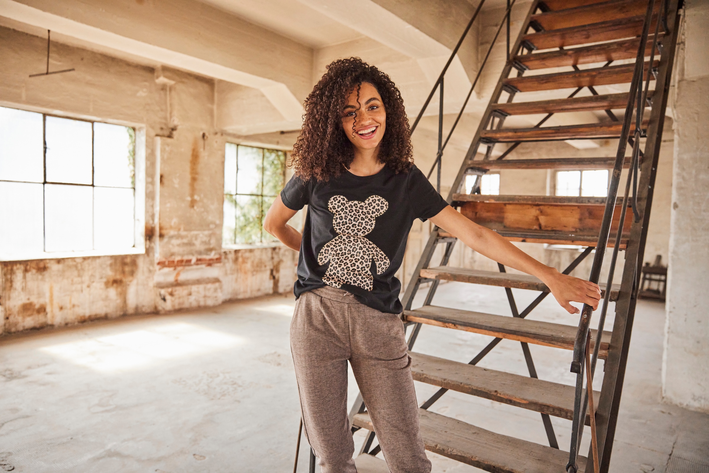 - Bärchen-Frontdruck NEUE T-Shirt, Glanznieten KOLLEKTIOM verzierter online CASUAL bestellen mit BAUR | Aniston