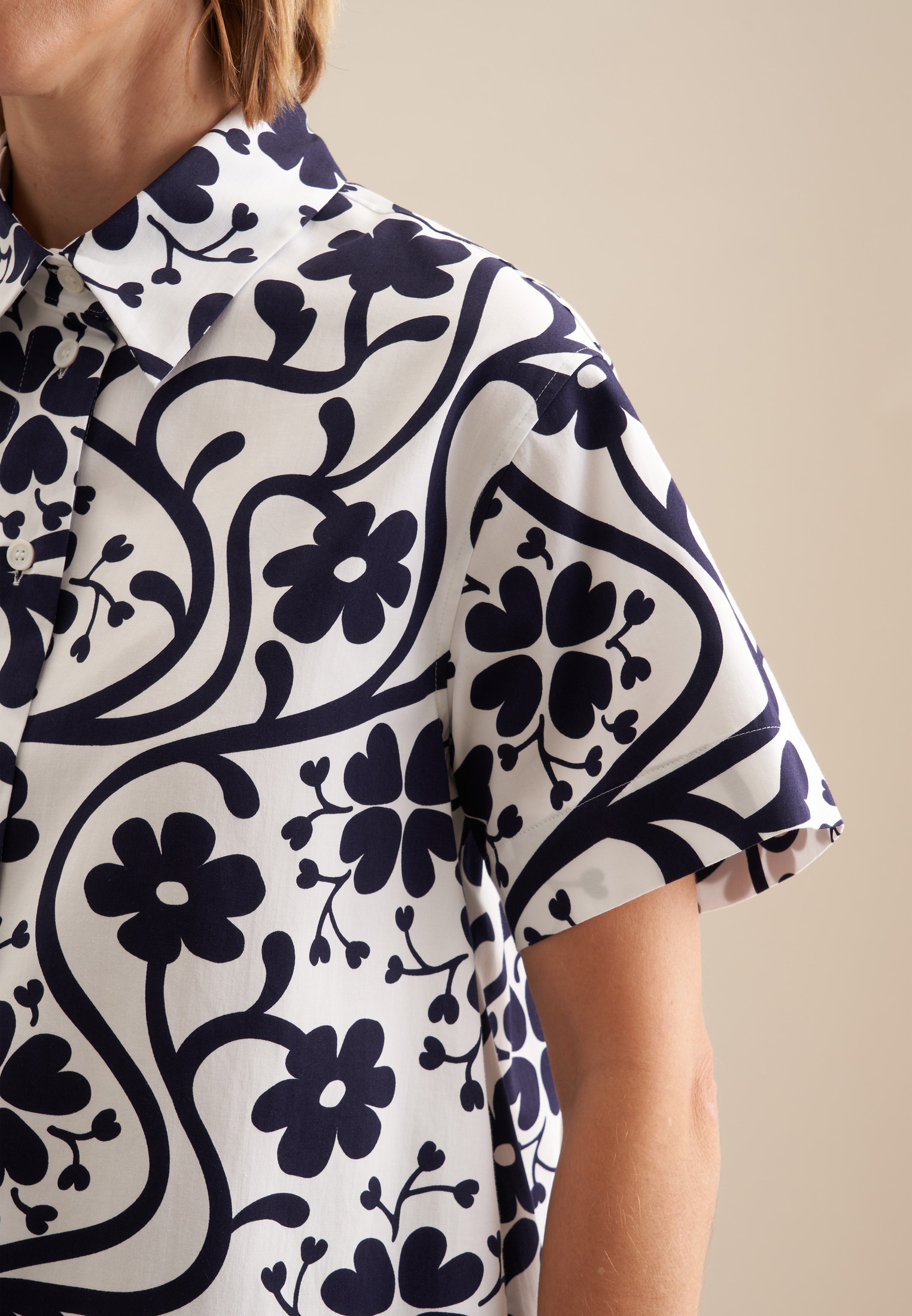 seidensticker Hemdbluse »Schwarze Rose«, Kurzarm Kragen Druck