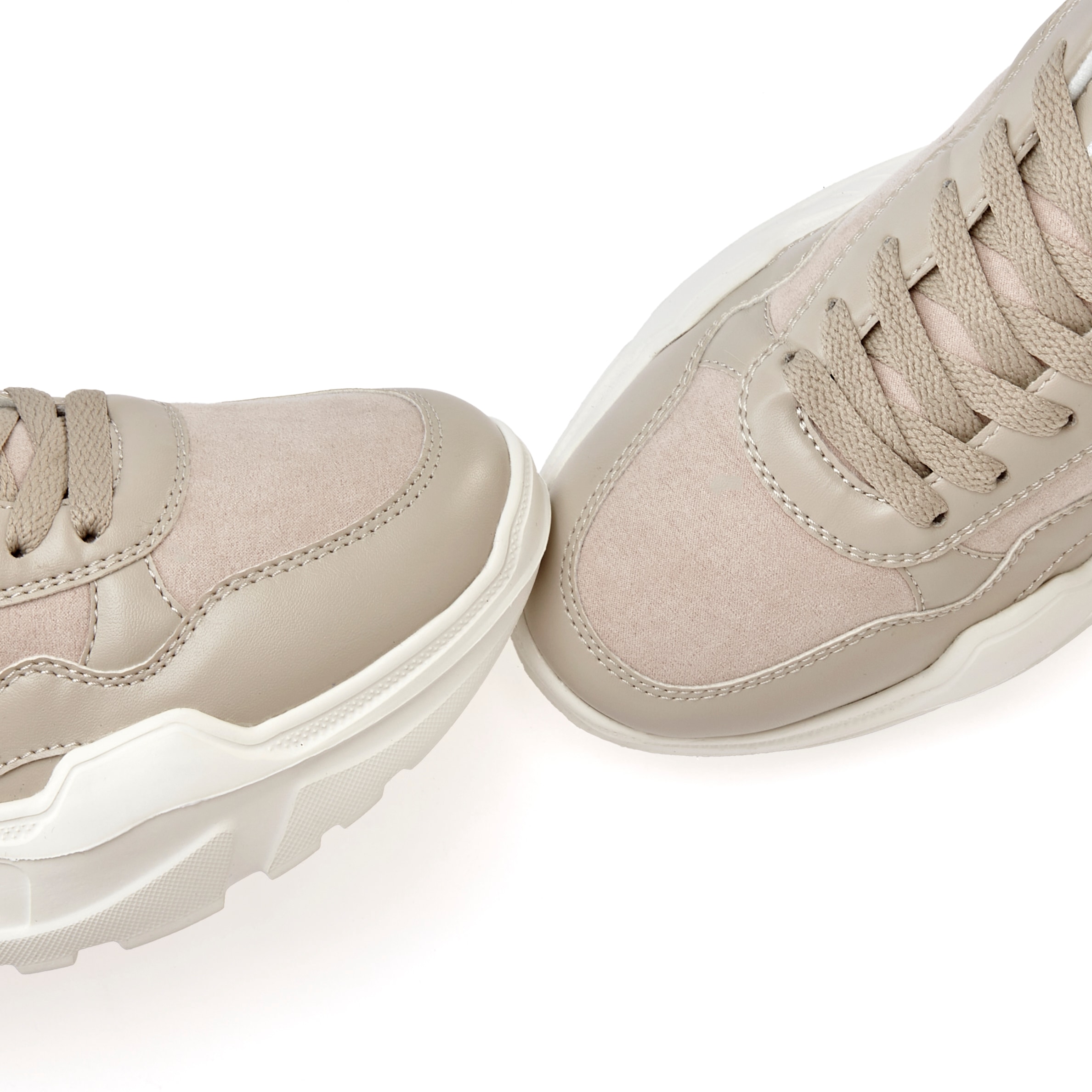 LASCANA Sneaker, Halbschuh, Sportschuh, leichte Chunky Sohle, weiche Innensohle VEGAN