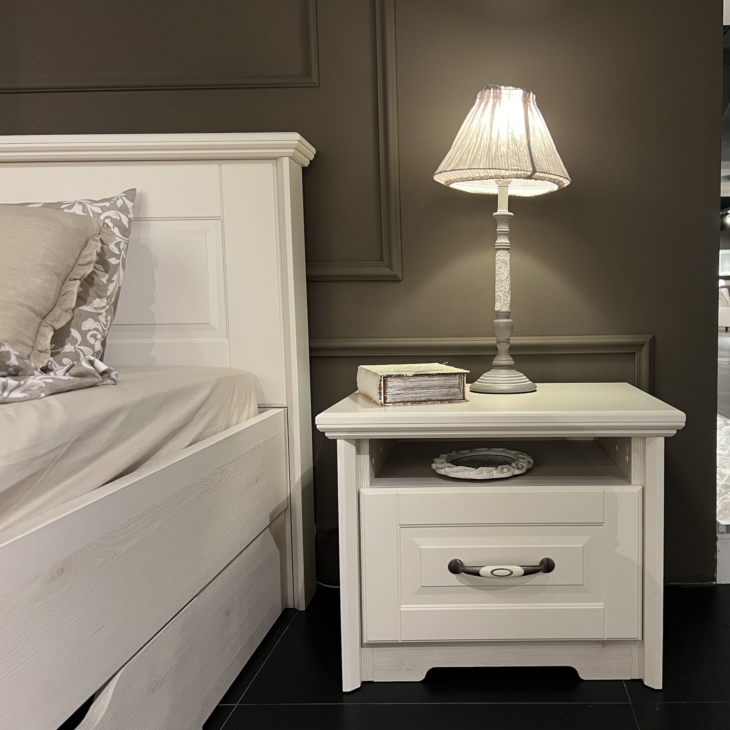 Home affaire Nachtkommode »Evergreen, Maße: B/T/H 56/42/45cm, Soft-Close-Funktion«, (1 offenes Fach und 1 Schublade mit dekoriertem Metallgriff), im klassischen Landhausstil,FSC-zertifiziert,hochwertige UV Lackierung