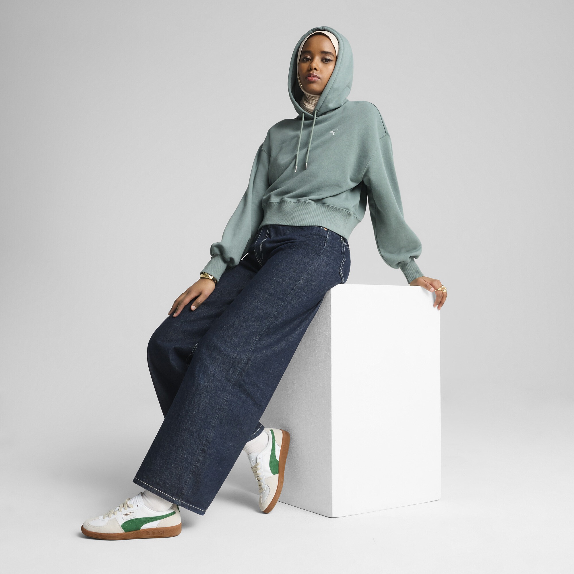 PUMA Hoodie »WARDROBE ESS Kurzer Relaxed Fit Hoodie Damen«
