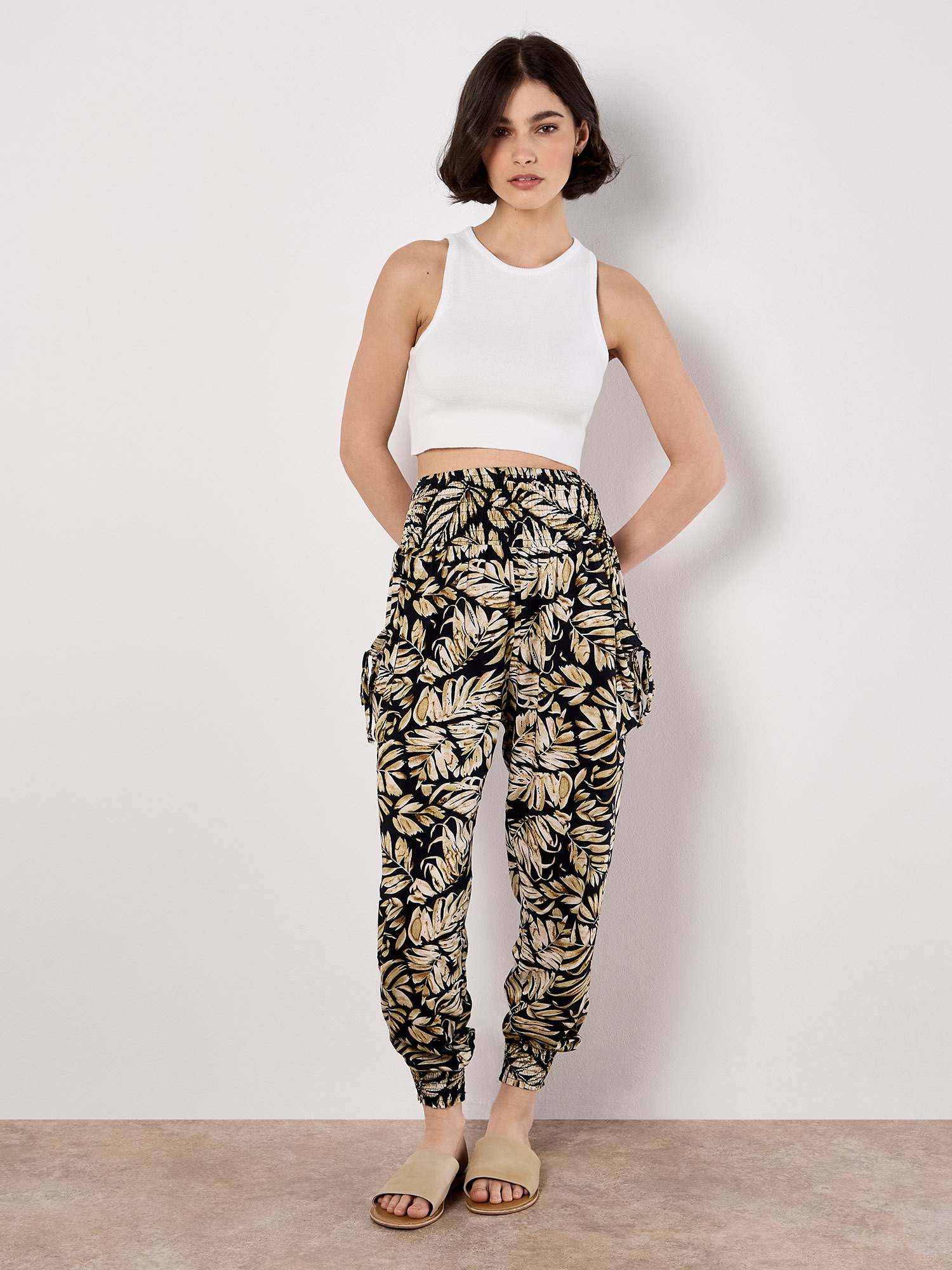 Apricot Jogger Pants "Jogginghose mit tropischem Blattmuster"