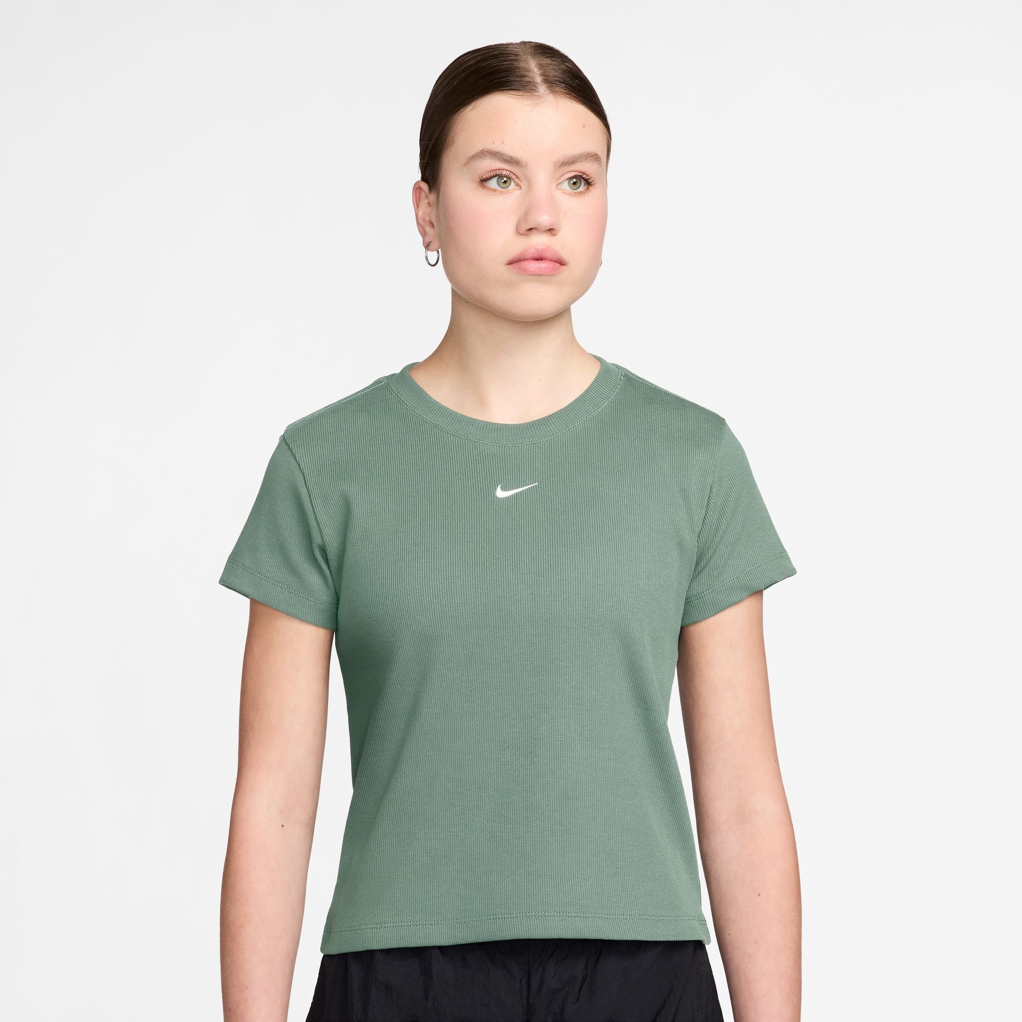 Nike Sportswear T-Shirt »Nike Sportswear Women's Tight Ribbed Short-Sleeve T-Shirt« figurumspielende Passform, Kurzarm, hüftlange Schnittform