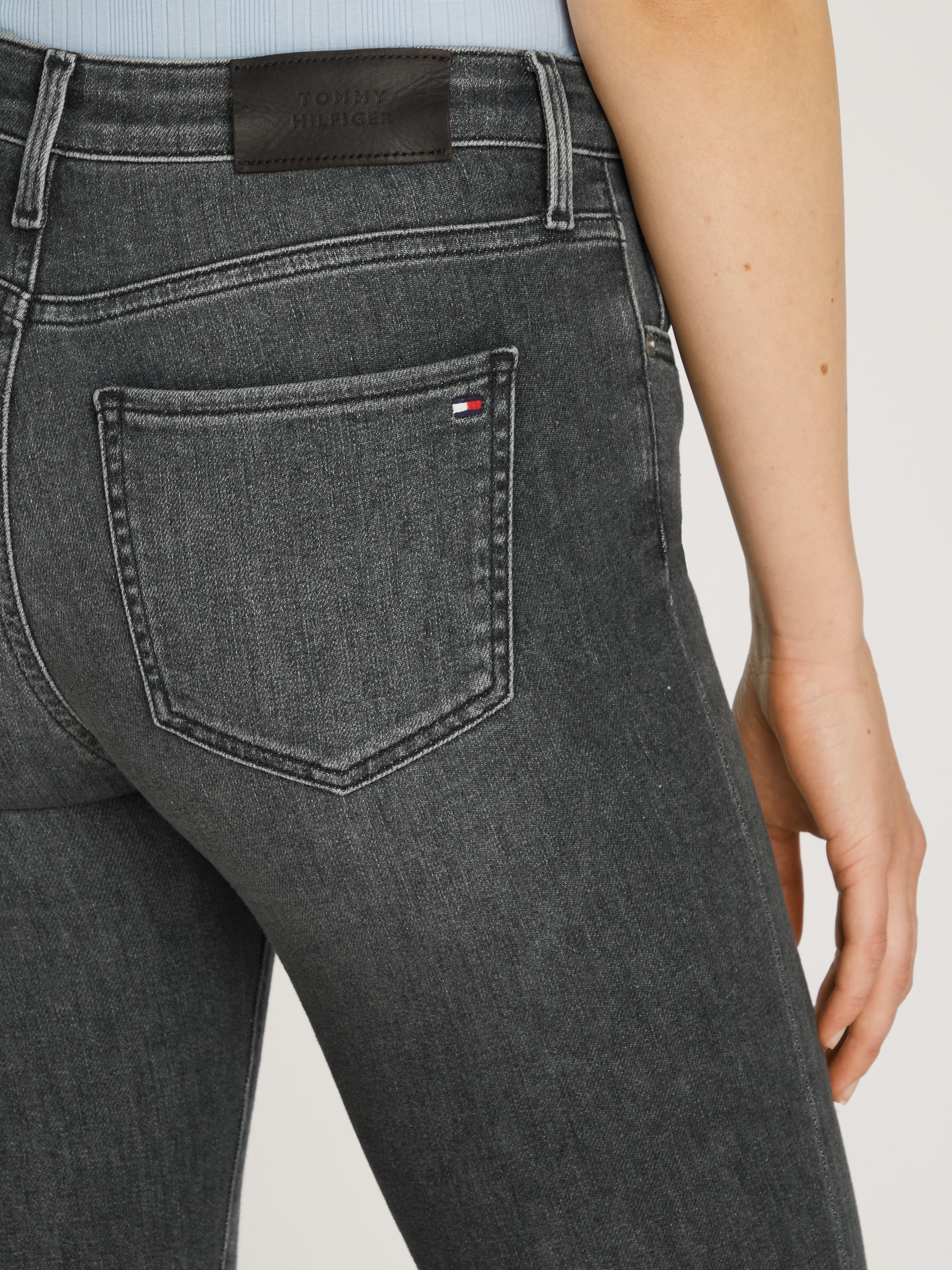 Tommy Hilfiger Skinny-fit-Jeans »COMO Skinny Regular Waist«, mit Logo-Badge, in Knöchellänge