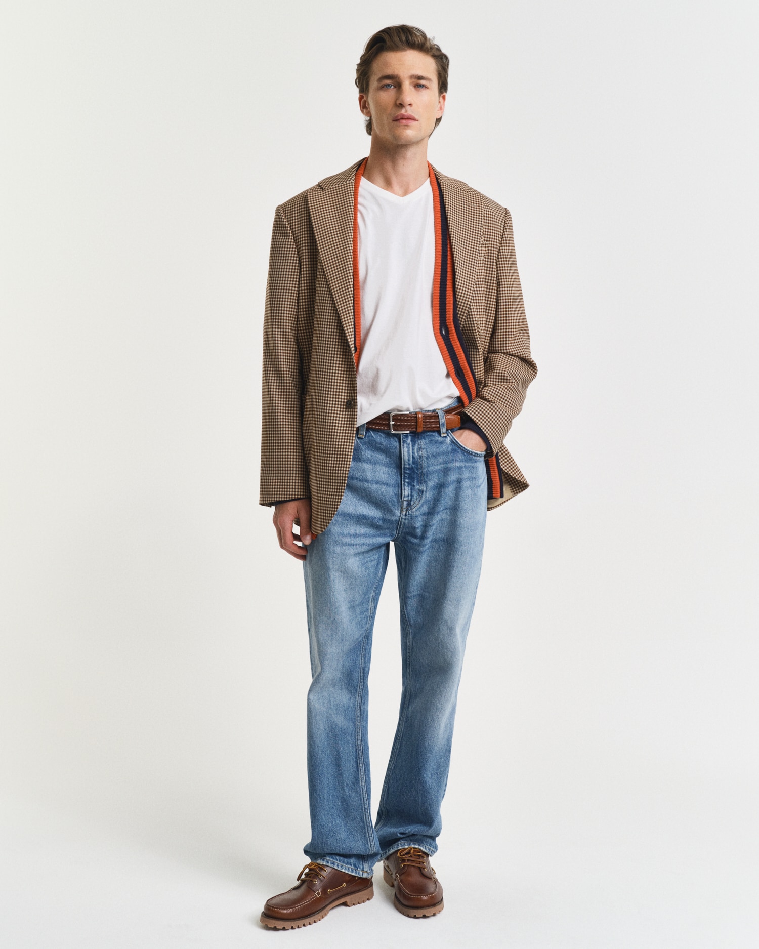 Gant T-Shirt »SLIM SHIELD V-NECK T-SHIRT«, mit einer kleinen Logostickerei auf der Brust