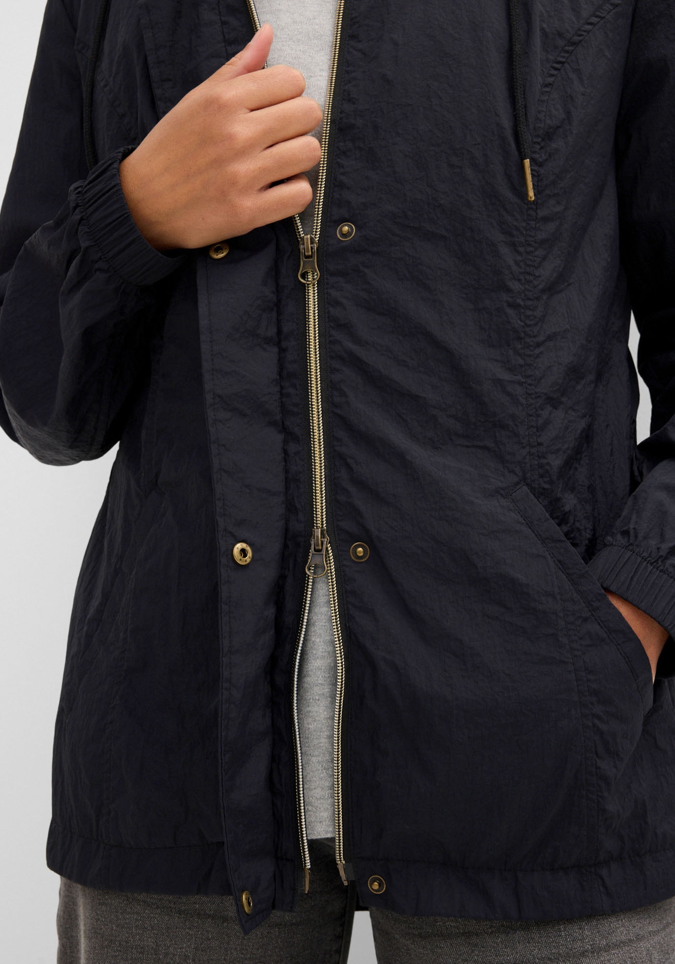bonprix Allwetterjacke mit Kapuze sportlicher Stil, leichter Parka mit Kapuze, mit seitlichen Taschen