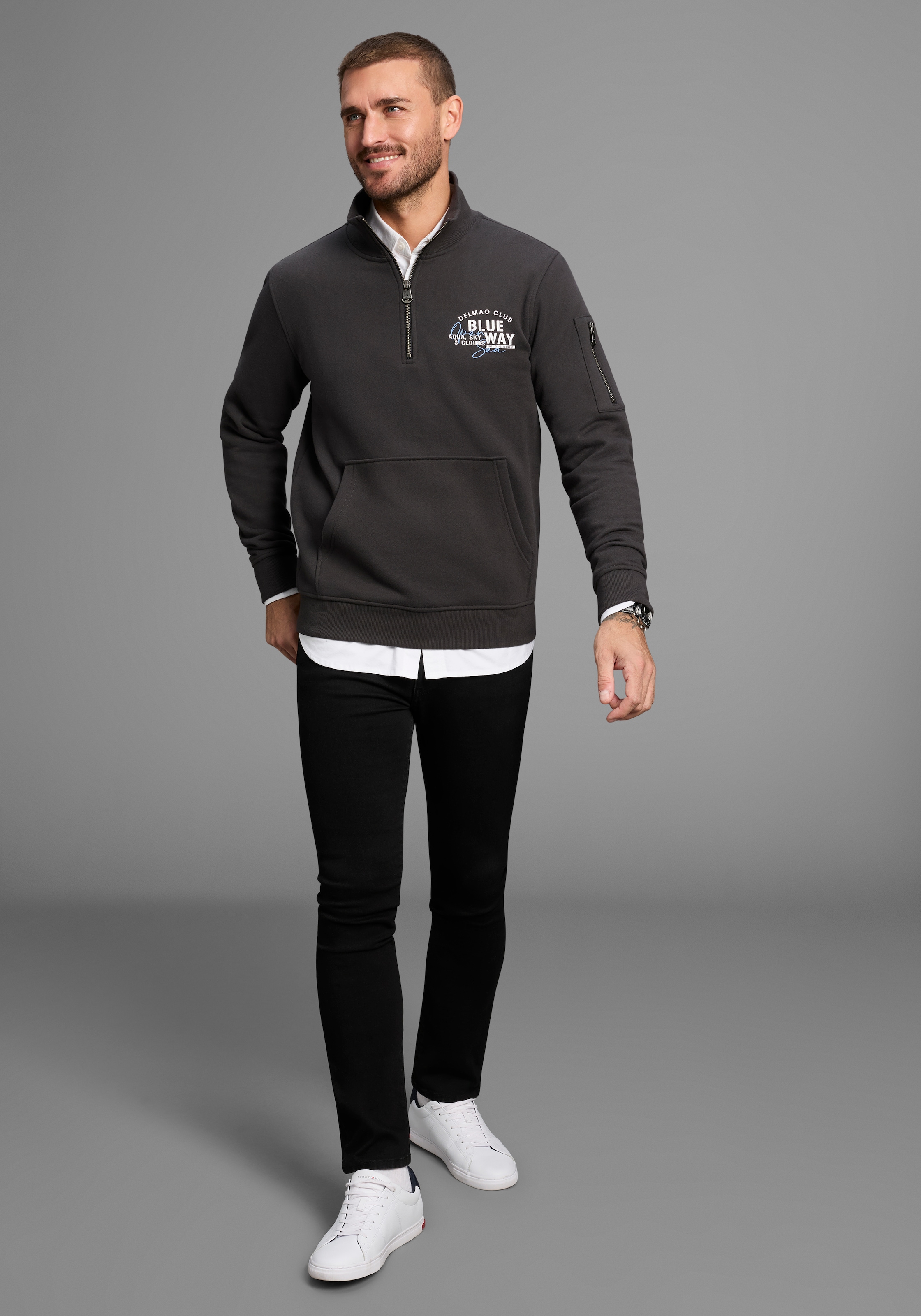 DELMAO Sweatshirt »Troyer«, mit moderner Ärmeltasche
