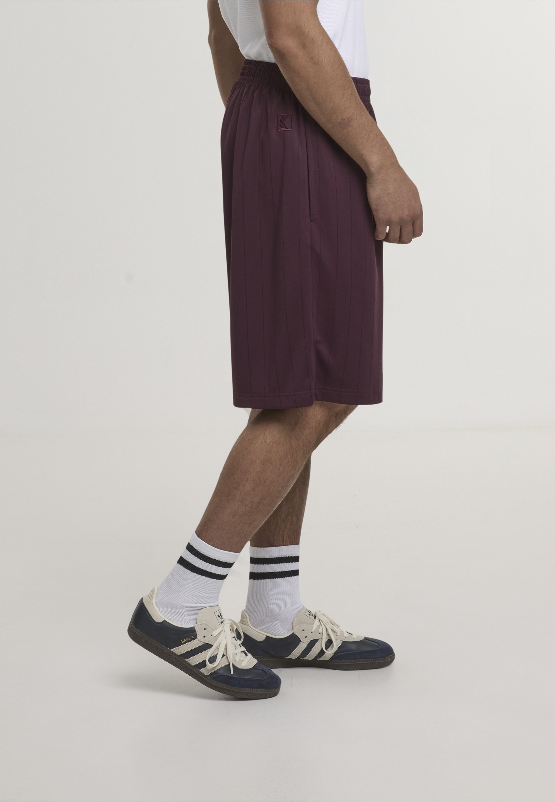 Karl Kani Sweatshorts »Karl Kani KK Insignia Shadow Pinstripe Soccer Shorts«