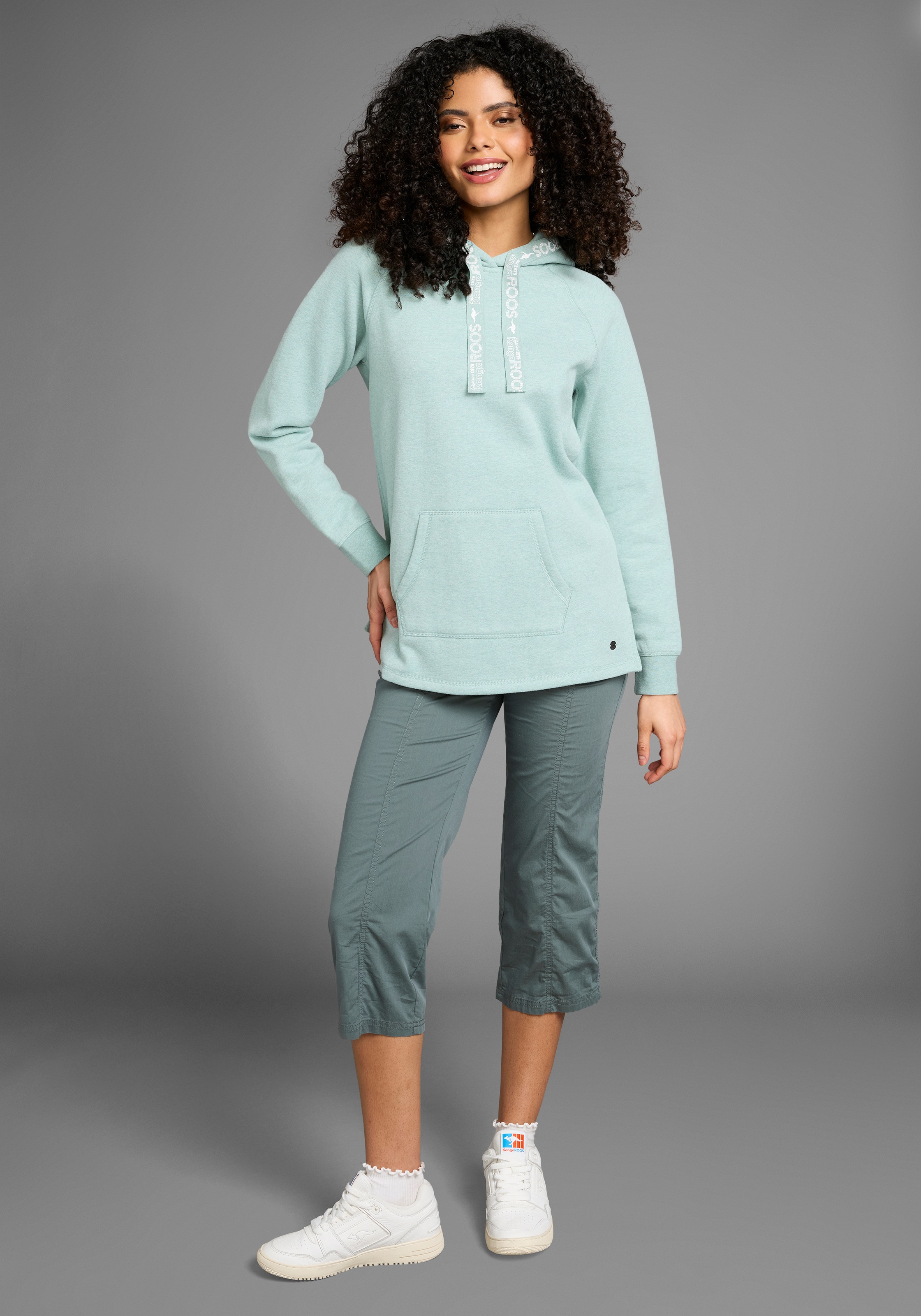 KangaROOS Longsweatshirt, mit Logotape an der Kapuze und Schlitz am Saum