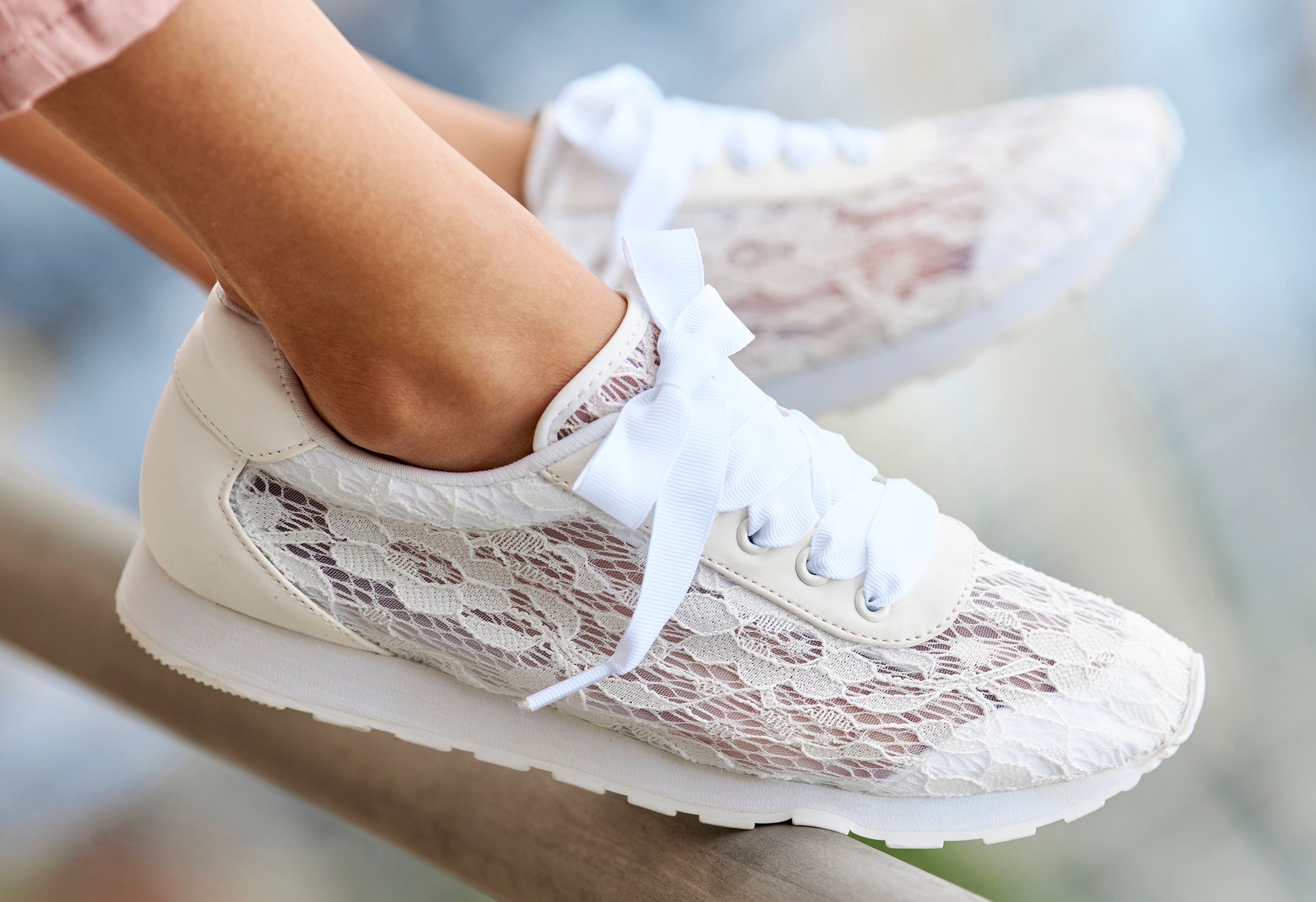 LASCANA Sneaker »Freizeitschuh, Schnürschuh,«, mit modischer Spitze VEGAN
