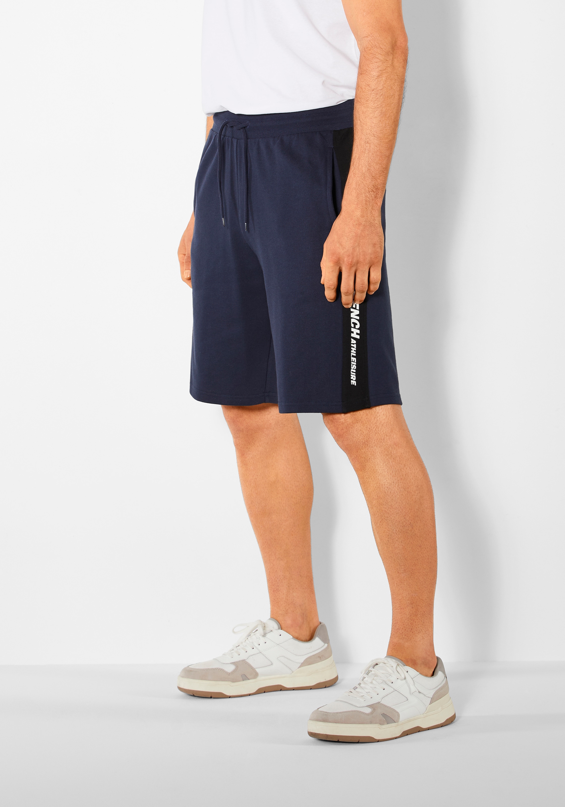 Bench. Sweatshorts, mit seitlichem Einsatz