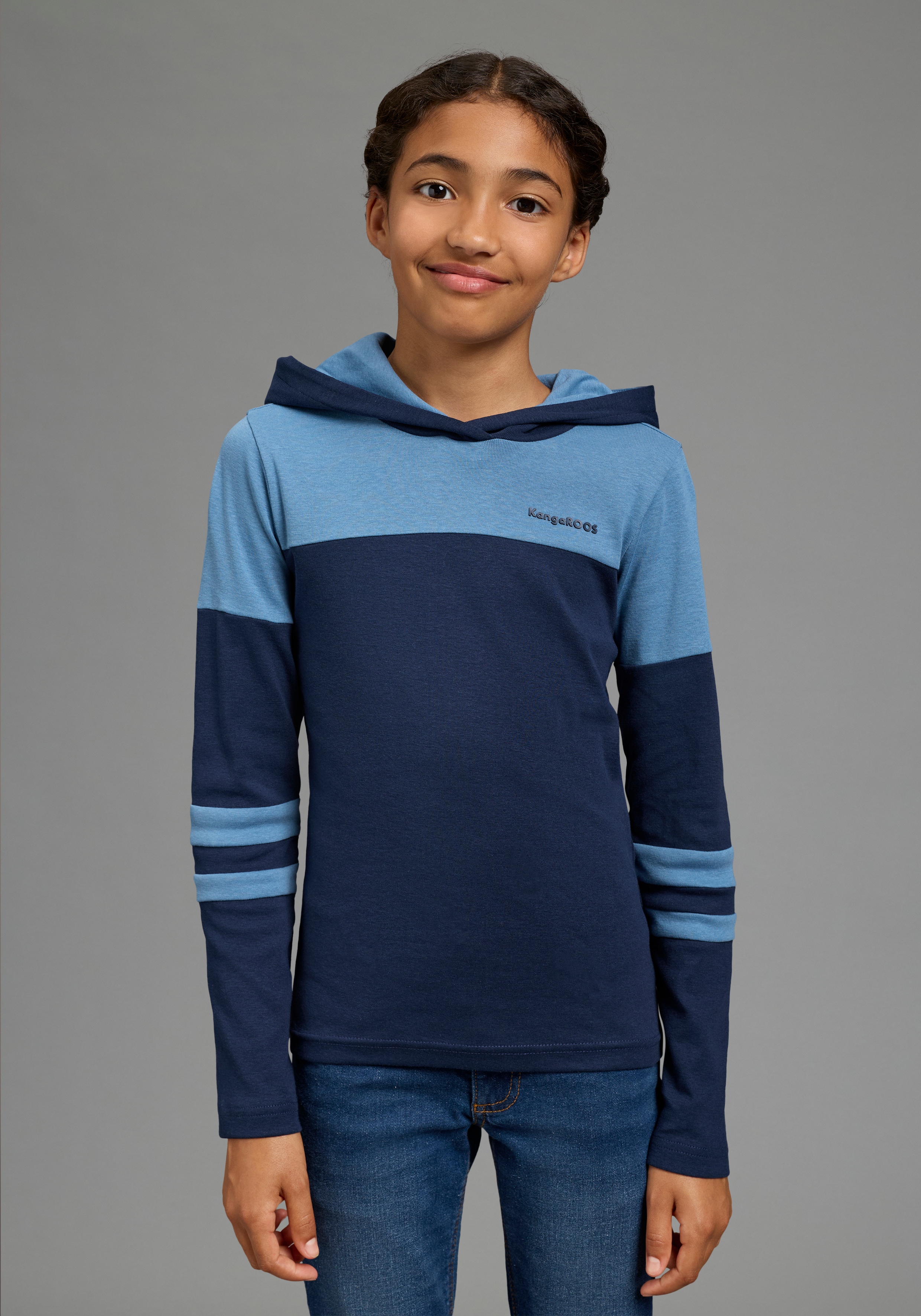 KangaROOS Langarmshirt "KangaROOS Kapuzenshirt in colorblocking Design" Colorblocking Shirt in eng anliegende Passform, Logo-Stickerei