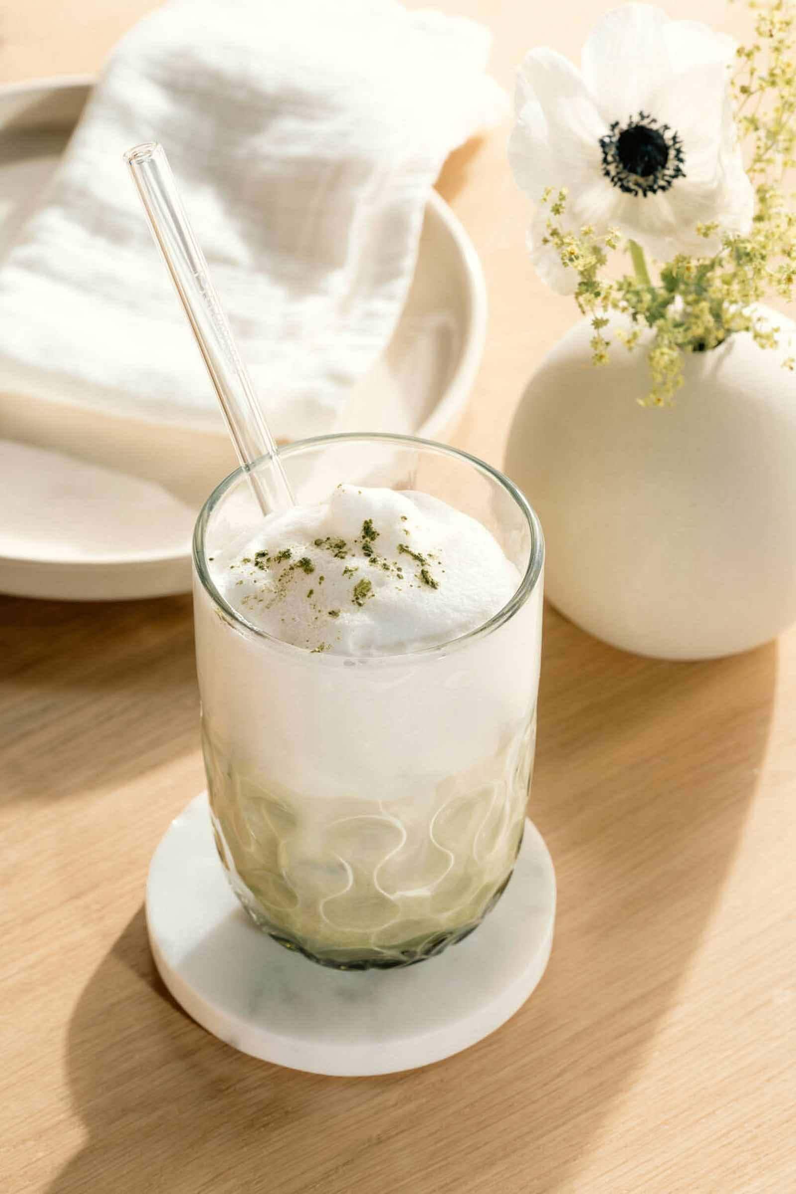 LEONARDO Latte-Macchiato-Glas »Matcha Latte Gläser mit Glastrinkhalm (2) Gocce 390 ml 2er Set grün« Spülmaschinengeeignet, Temperaturbeständig bis max. 100°C