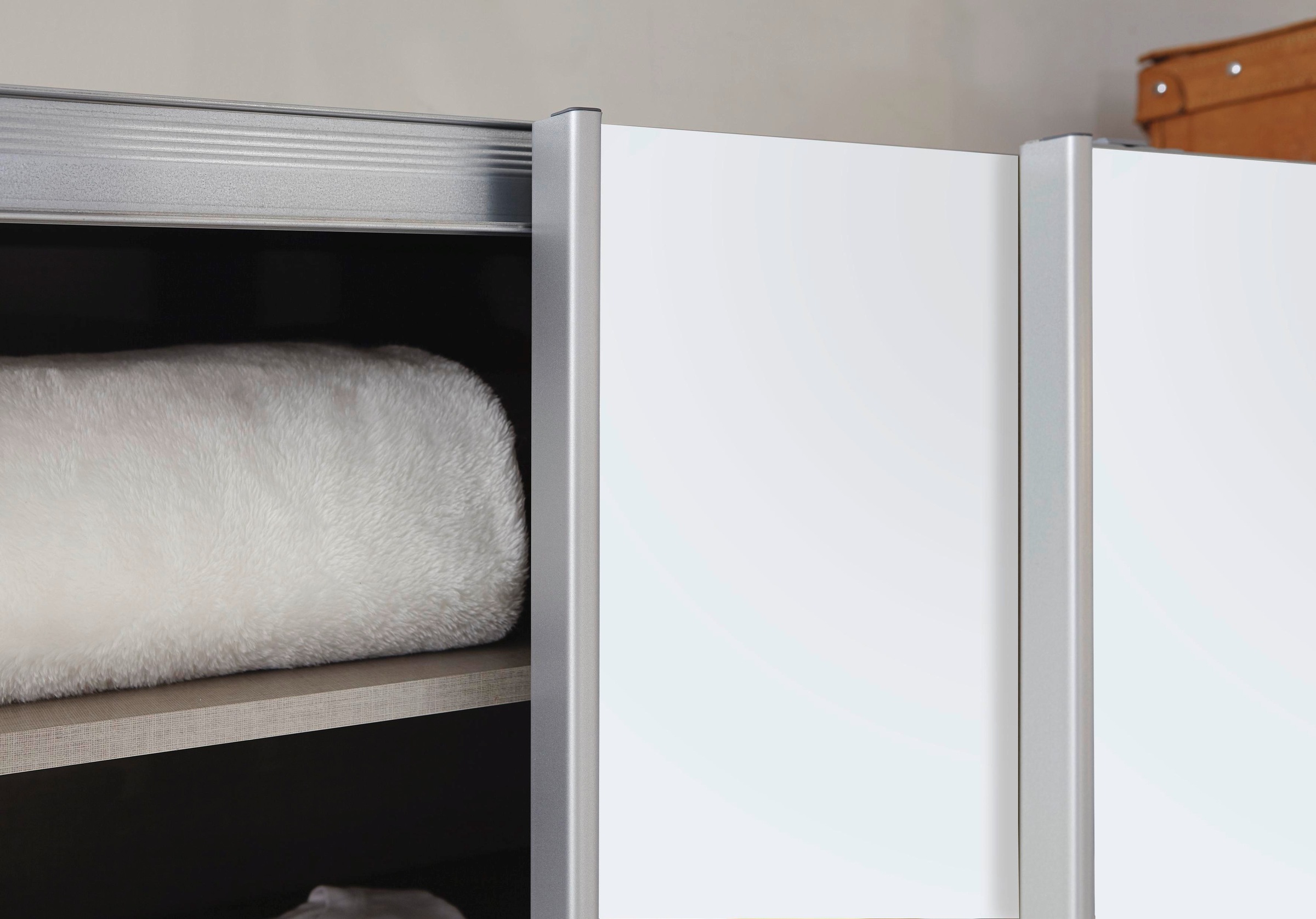 rauch Schwebetürenschrank »Kleiderschrank Schrank Garderobe SATURN mit 3 Ausstattungsvarianten«, 3 verschiedene Ausstattungsvarianten Griffe aus Metall MADE IN GERMANY