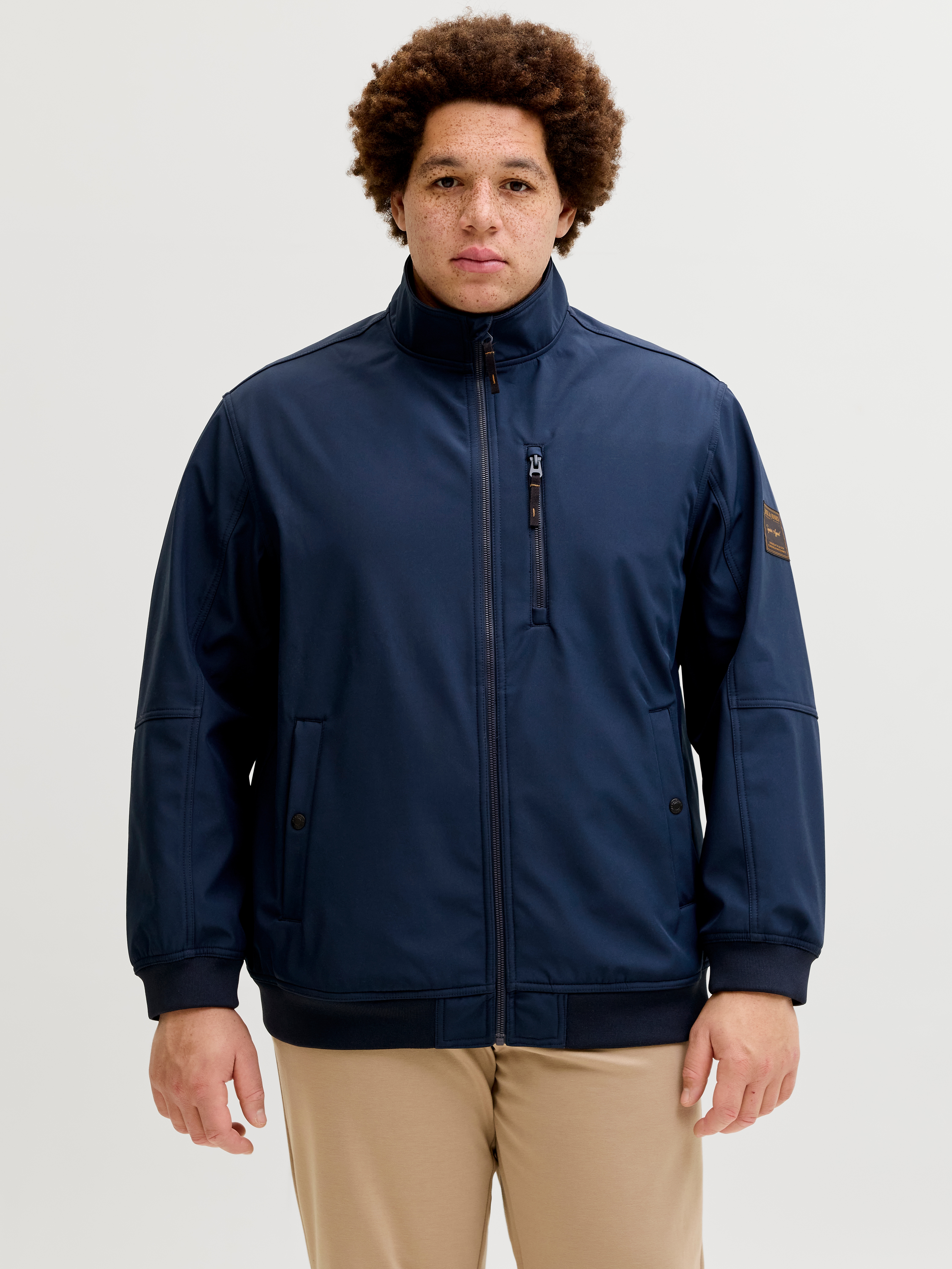 Jack & Jones PlusSize Softshelljacke "JJEPARKER SOFTSHELL COLLAR BOMBER SN PLS" Softshelljacke aus Polyester, PlusSize-Ausführung, mit Stehkragen