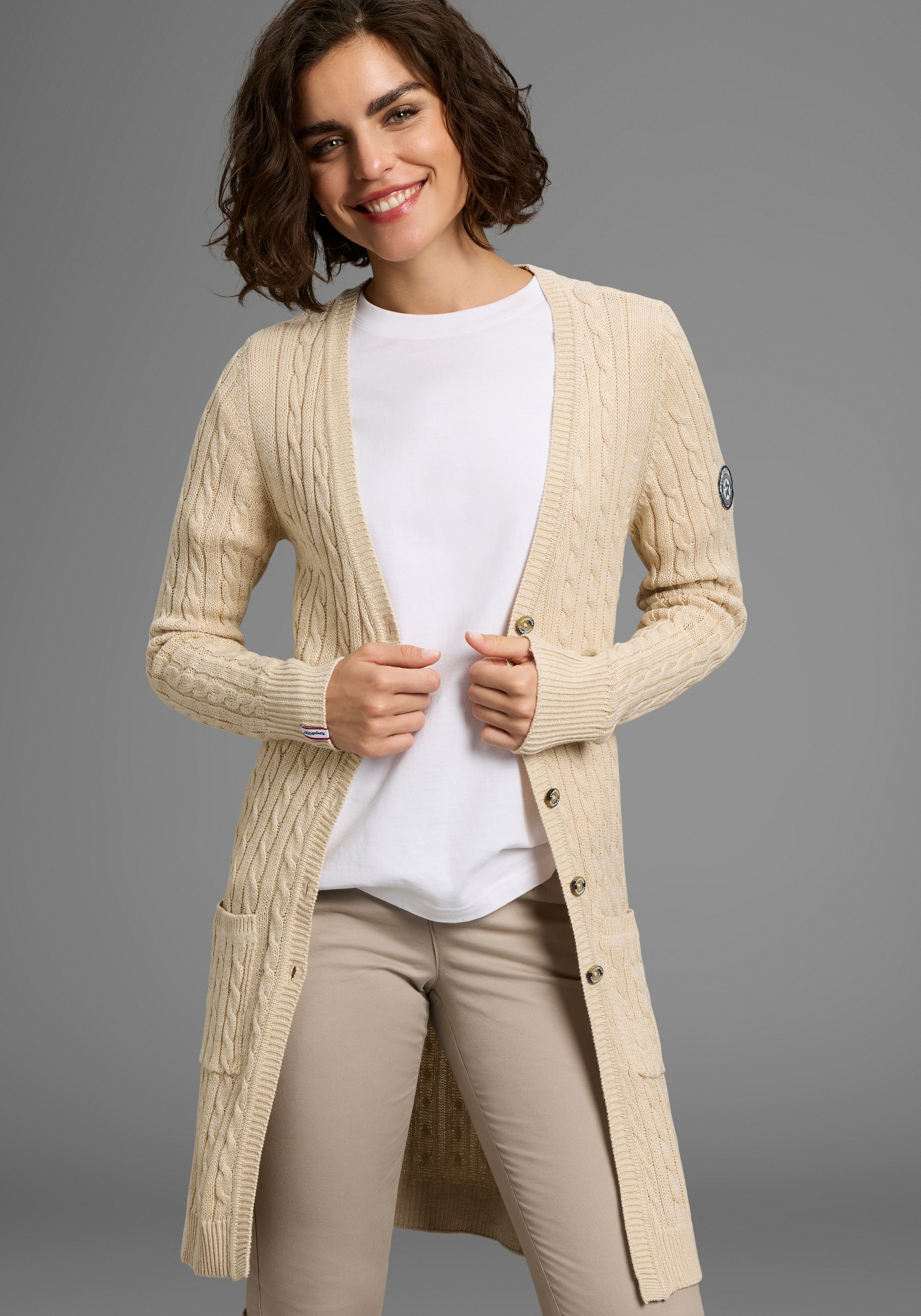 KangaROOS Longstrickjacke mit Knöpfen, po-bedeckende Länge, figurbetonte Passform