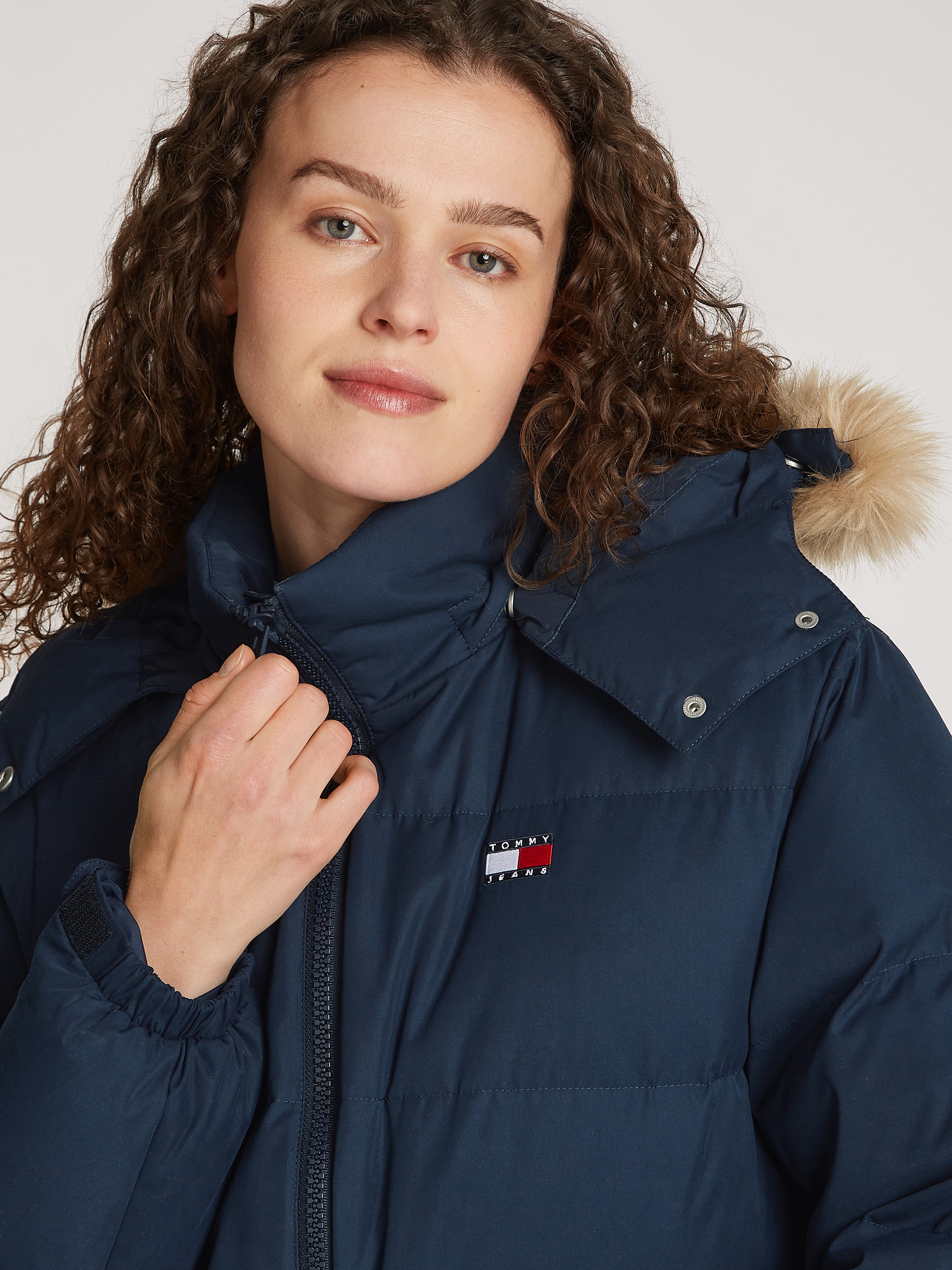 Tommy Jeans Steppjacke "TJW MIDI ALASKA FAUX FUR", mit Kapuze, mit Fellimitat