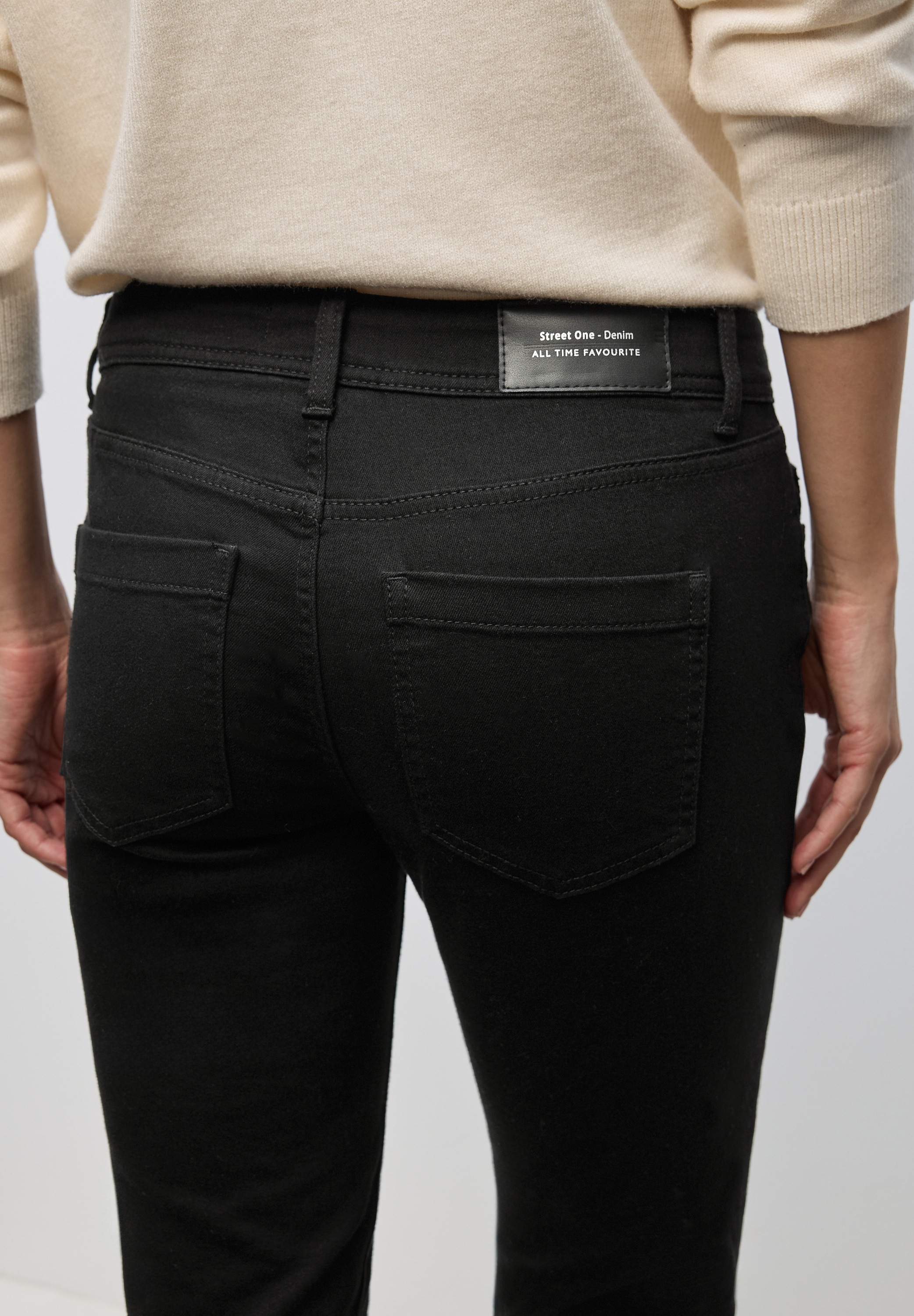 5-Pocket-Jeans STREET ONE "Style Jane", Damen, Gr. 31, Länge 32, schwarz clean washed, Denim/Jeans, Obermaterial: 63% Baumwolle, 25% Polyester, 10% Viskose, 2% Elasthan, unifarben, slim fit lang, Jeans 5-Pocket-Jeans, im Slim Fit, Mid Waist 2