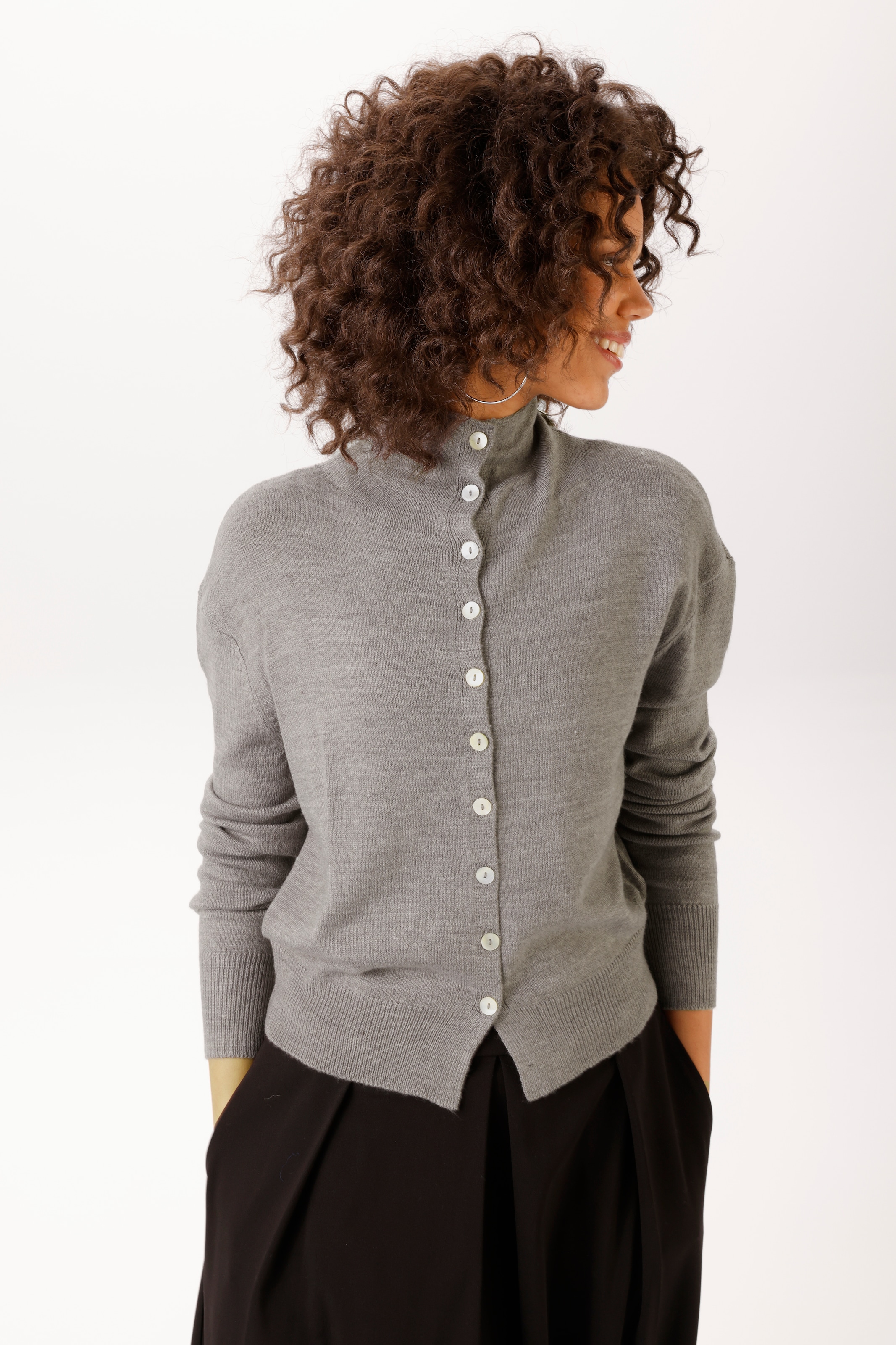 Aniston CASUAL Strickjacke mit Rollkante am Stehkragen - NEUE KOLLEKTION