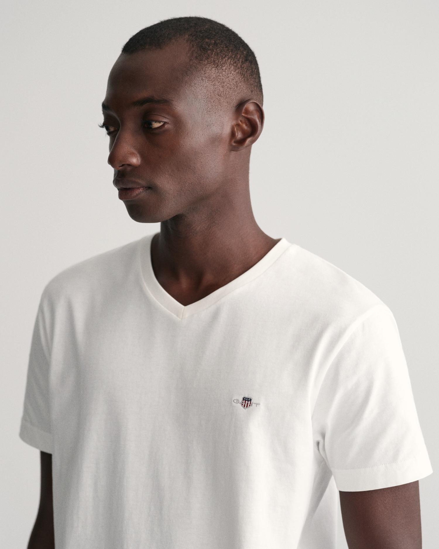 Gant T-Shirt »SLIM SHIELD V-NECK T-SHIRT«, mit einer kleinen Logostickerei auf der Brust