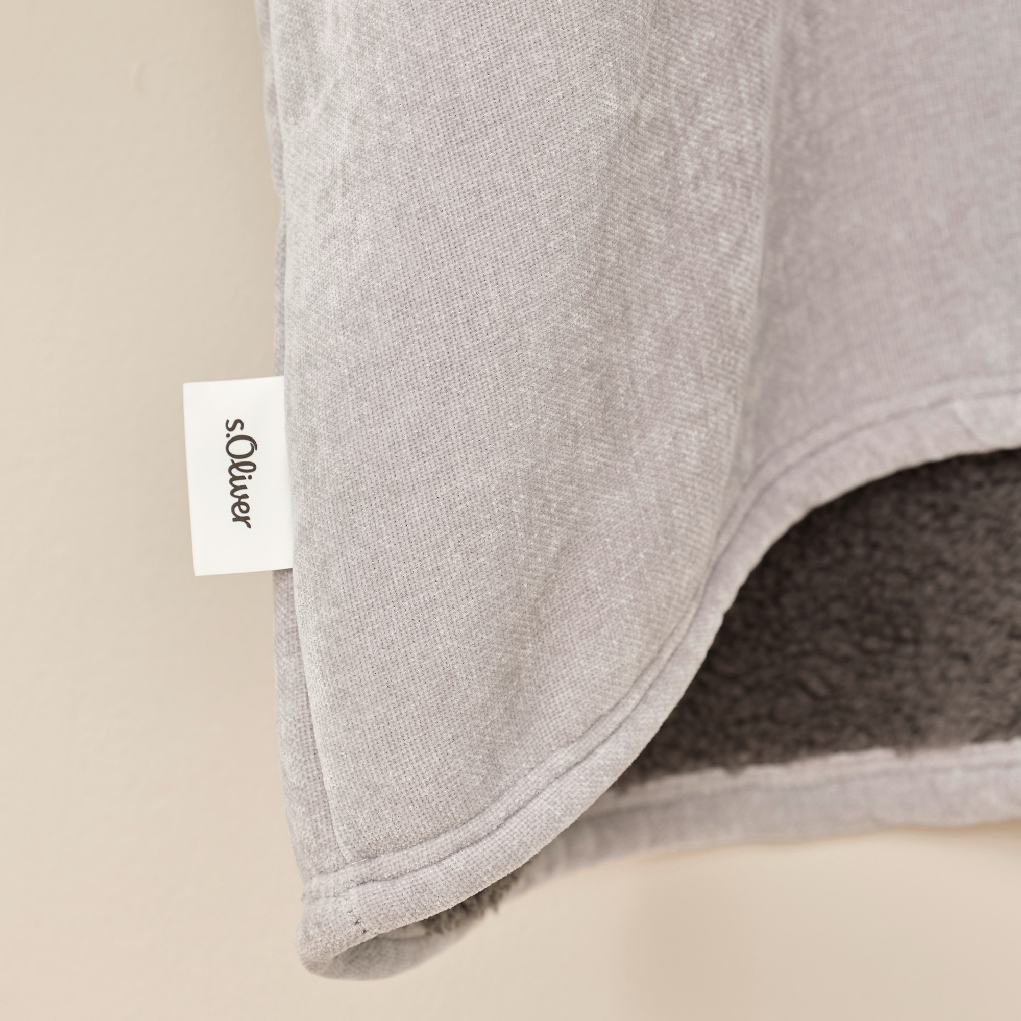 s.Oliver Wohndecke »s.Oliver Lounge Hoodie« mit Kapuze, Ärmeln und Tasche