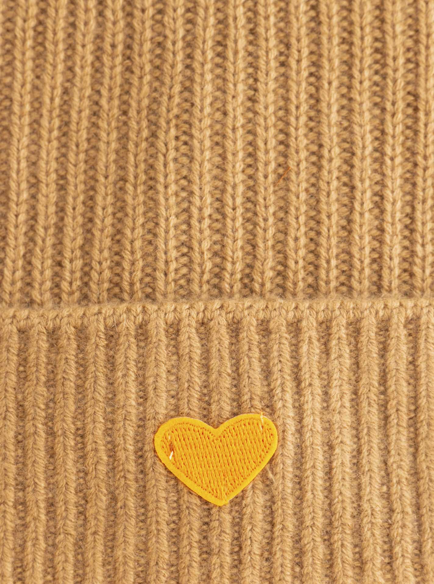 Thumbnail - Zwillingsherz Beanie "Beanie with Heart-Patch" Rippstrick, mit breitem Umschlag, wärmend