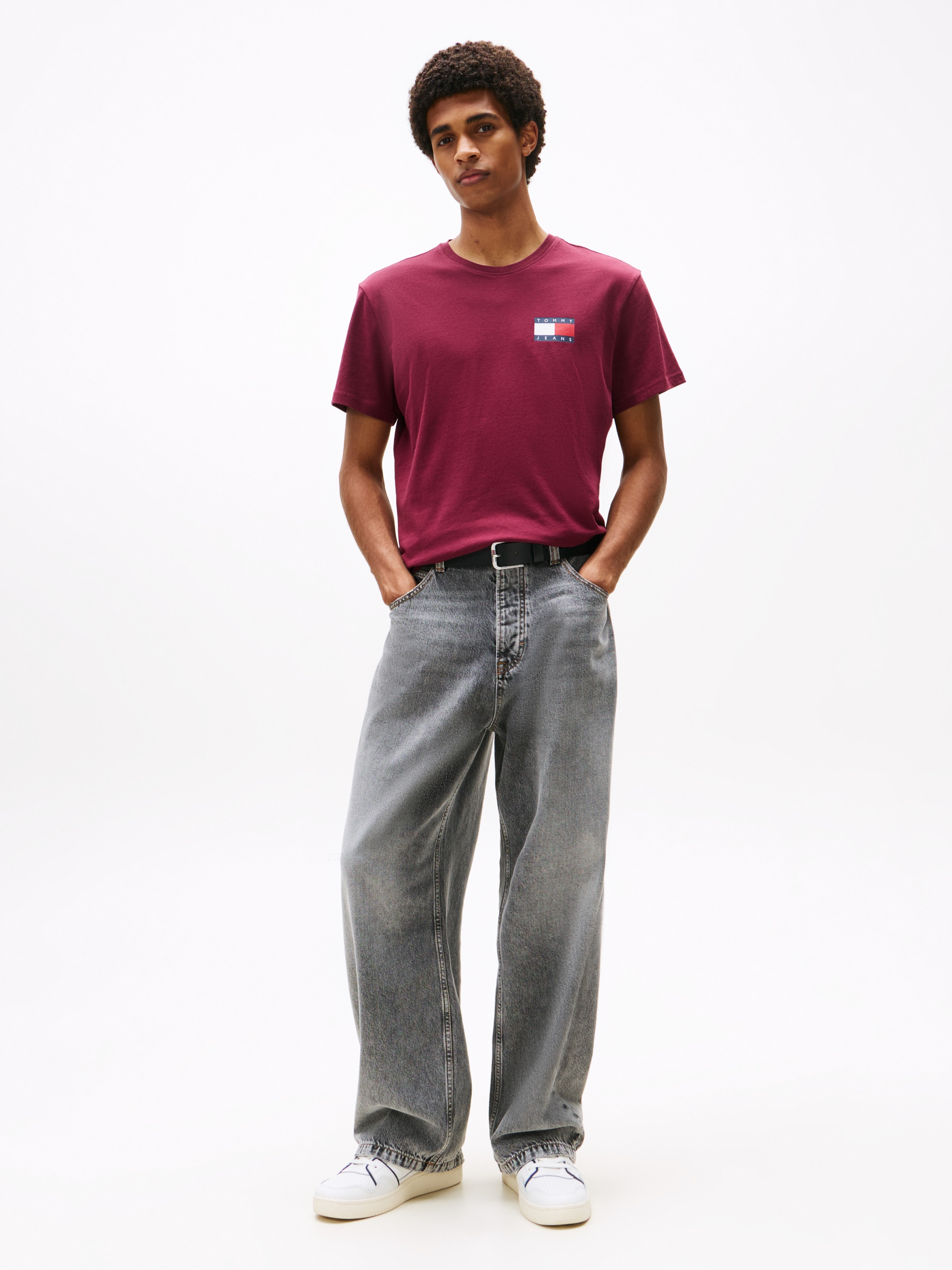 Tommy Jeans T-Shirt »TJM SLIM ESSENTIAL FLAG TEE EXT«, Mit Rundhalsausschnitt