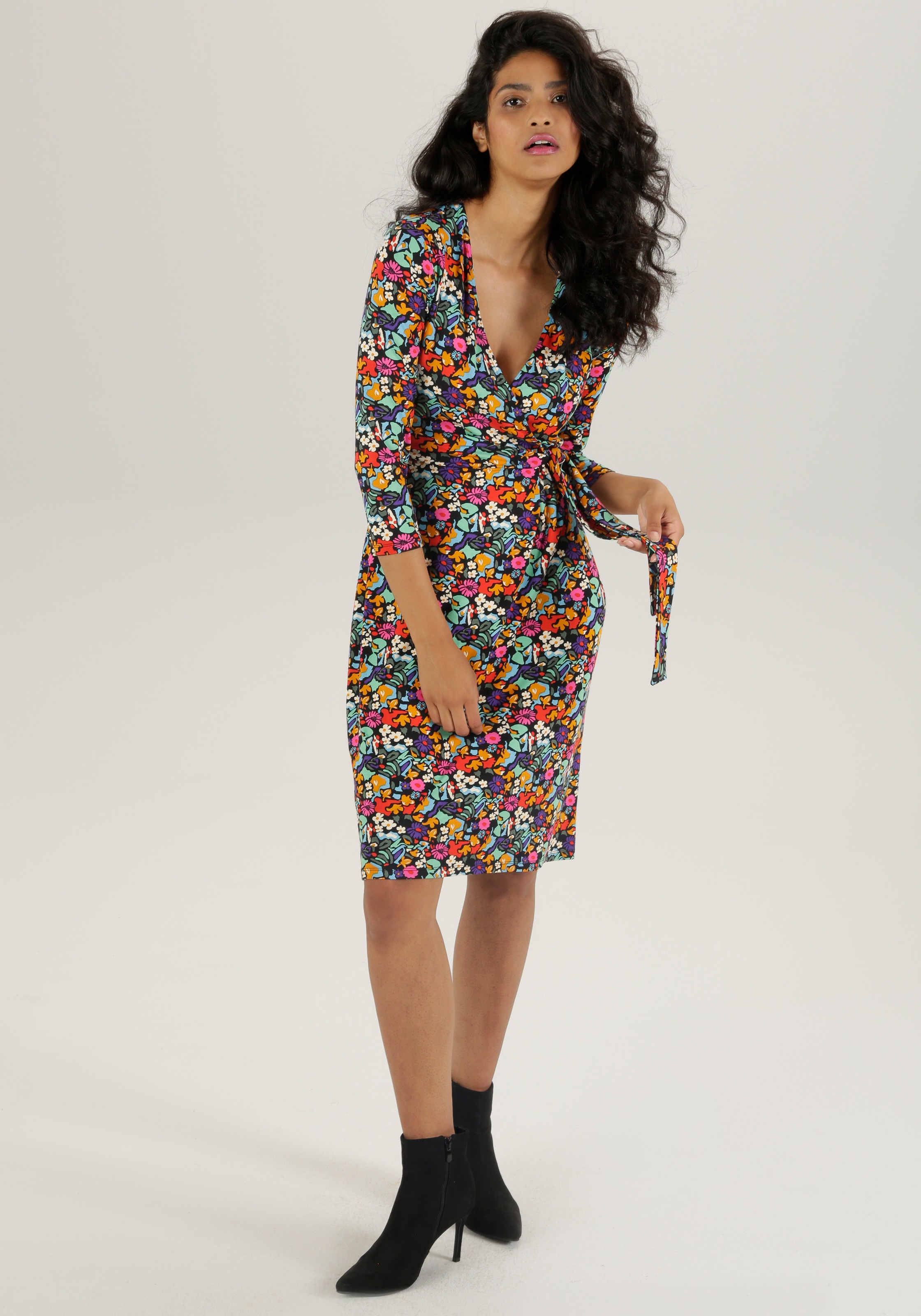 Aniston SELECTED Jerseykleid, mit fröhlichem Blumendruck und femininem Ausschnitt