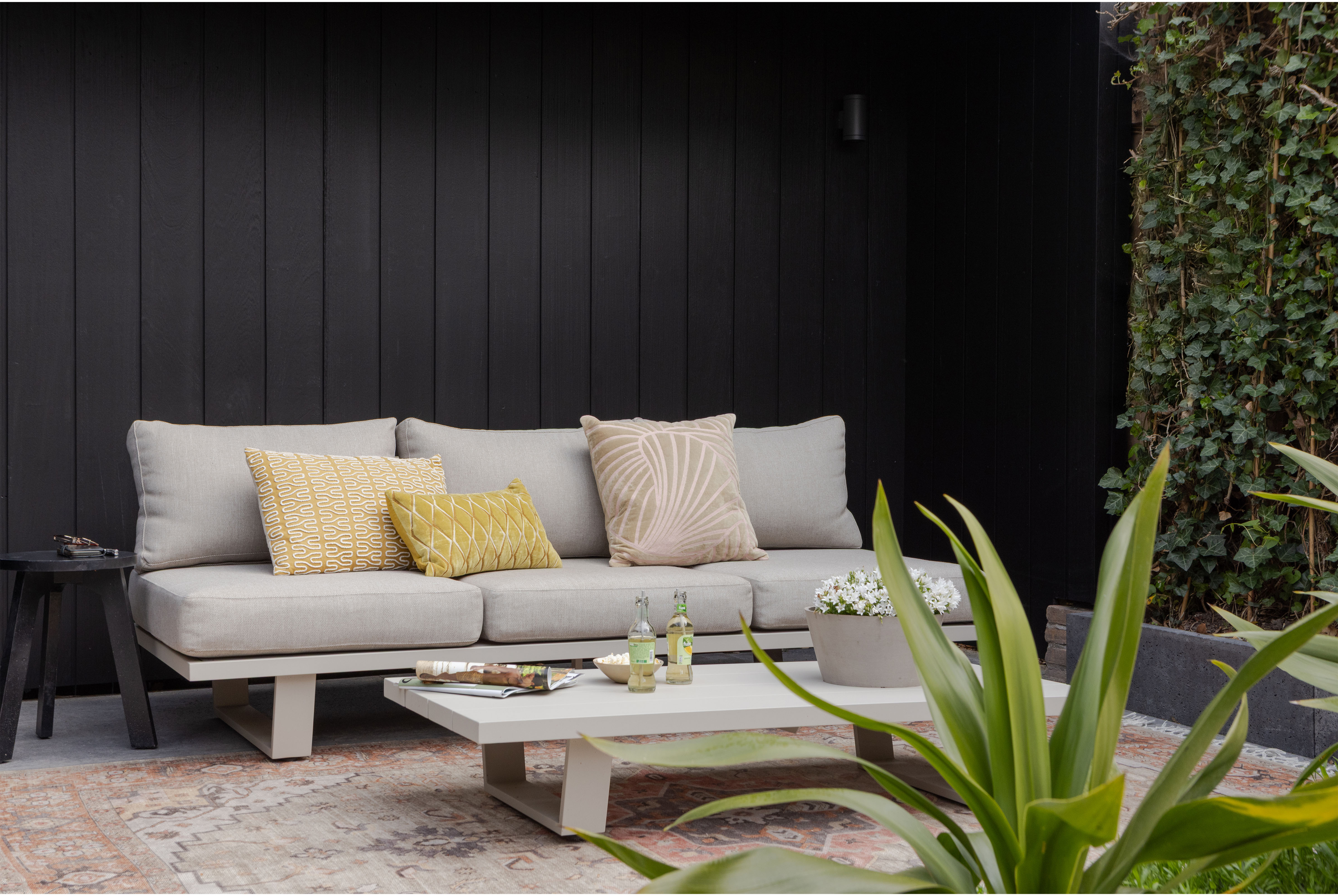 WOOOD Gartensofa "Bear Aluminiumgestell mit All Weather-Stoff, H 80 x B 210 x T 87 cm" UV-beständig, Tragkraft 300 kg, Schmutz- und wasserabweisend
