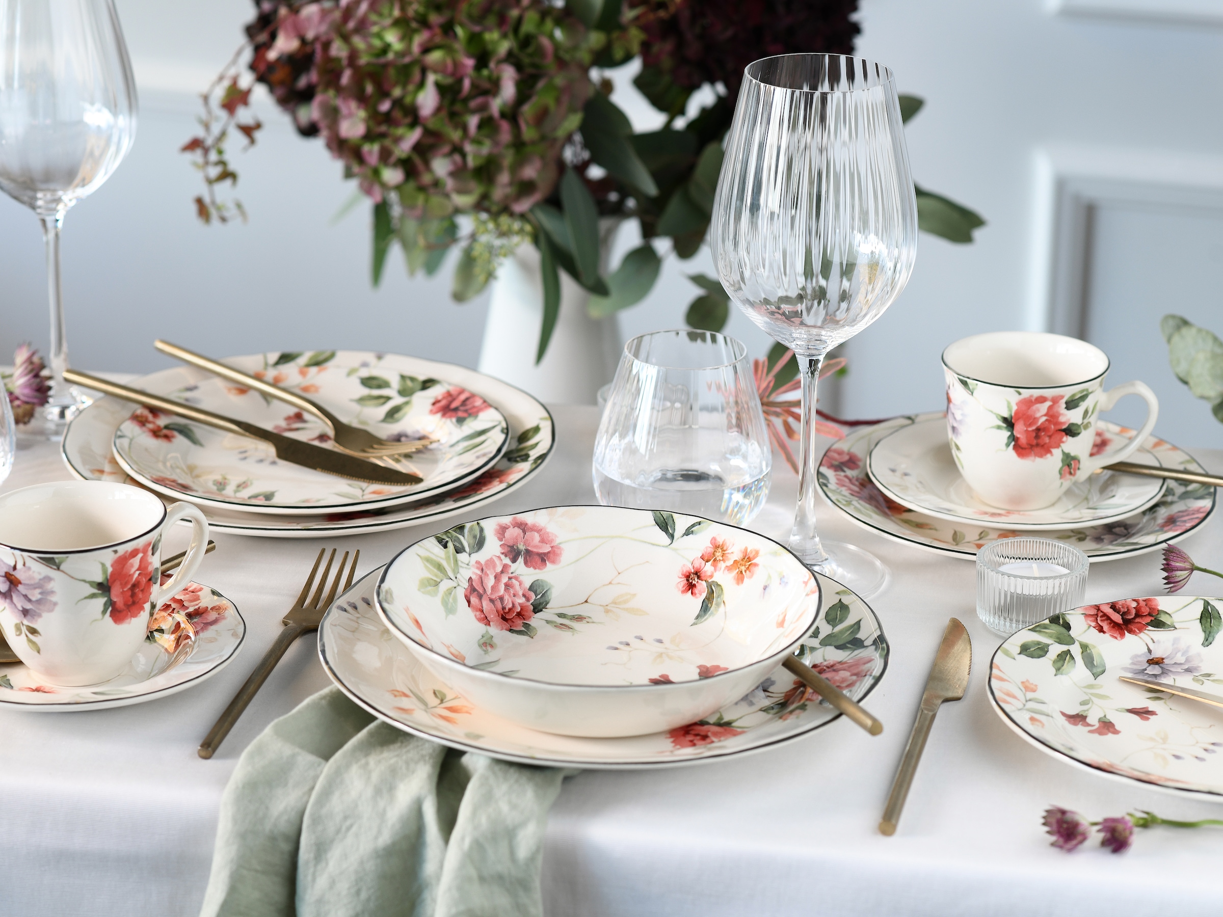 CreaTable Tafelservice »Priscilla Bunt, Service, Teller-Set, 12-tlg.« Ausdrucksstarkes Relief, Rosendekor, hochwertiger Scherben