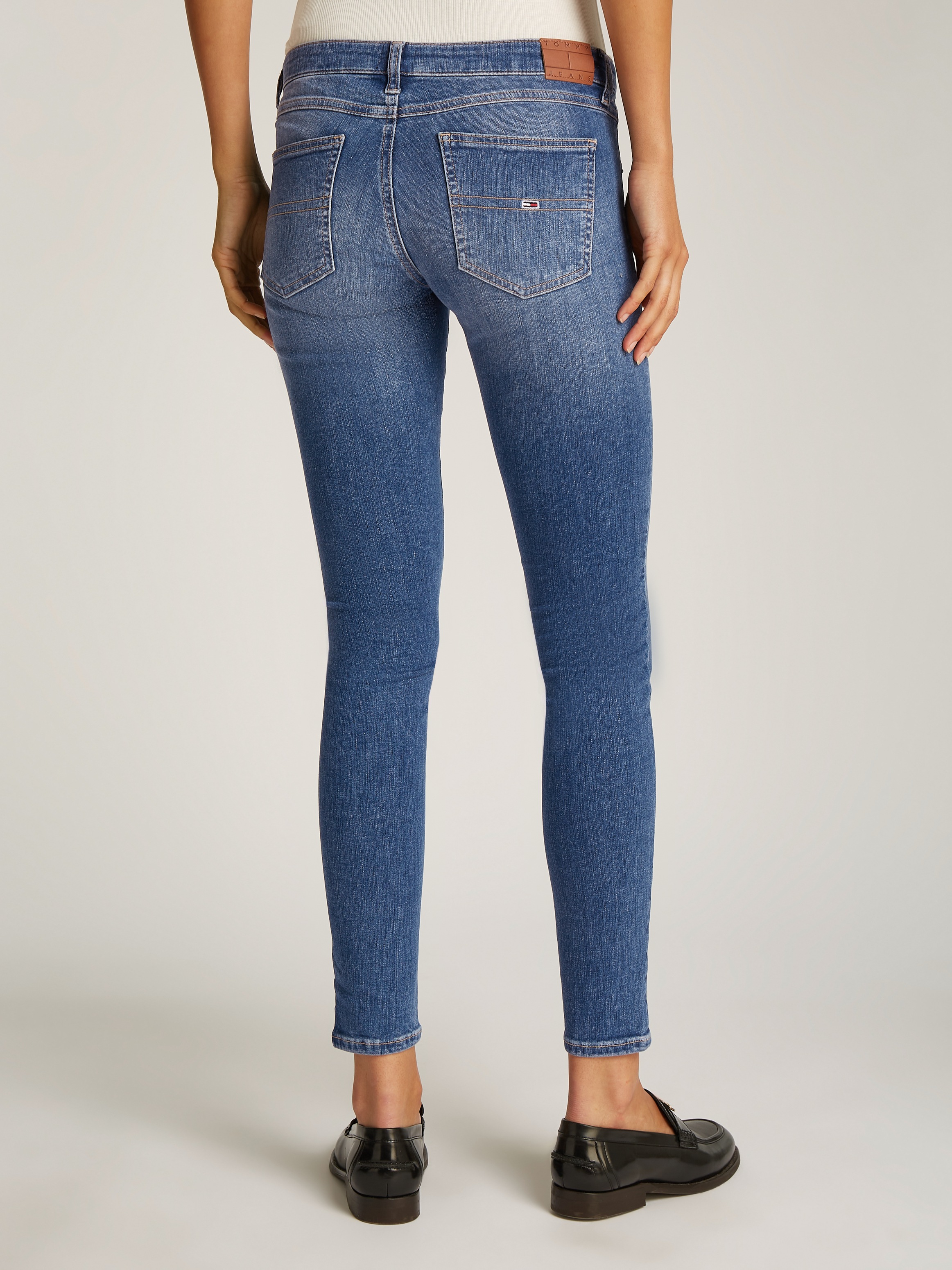 Tommy Jeans Skinny-fit-Jeans "SOPHIE LW SKN", mit Logo-Badge, in Knöchellän günstig online kaufen