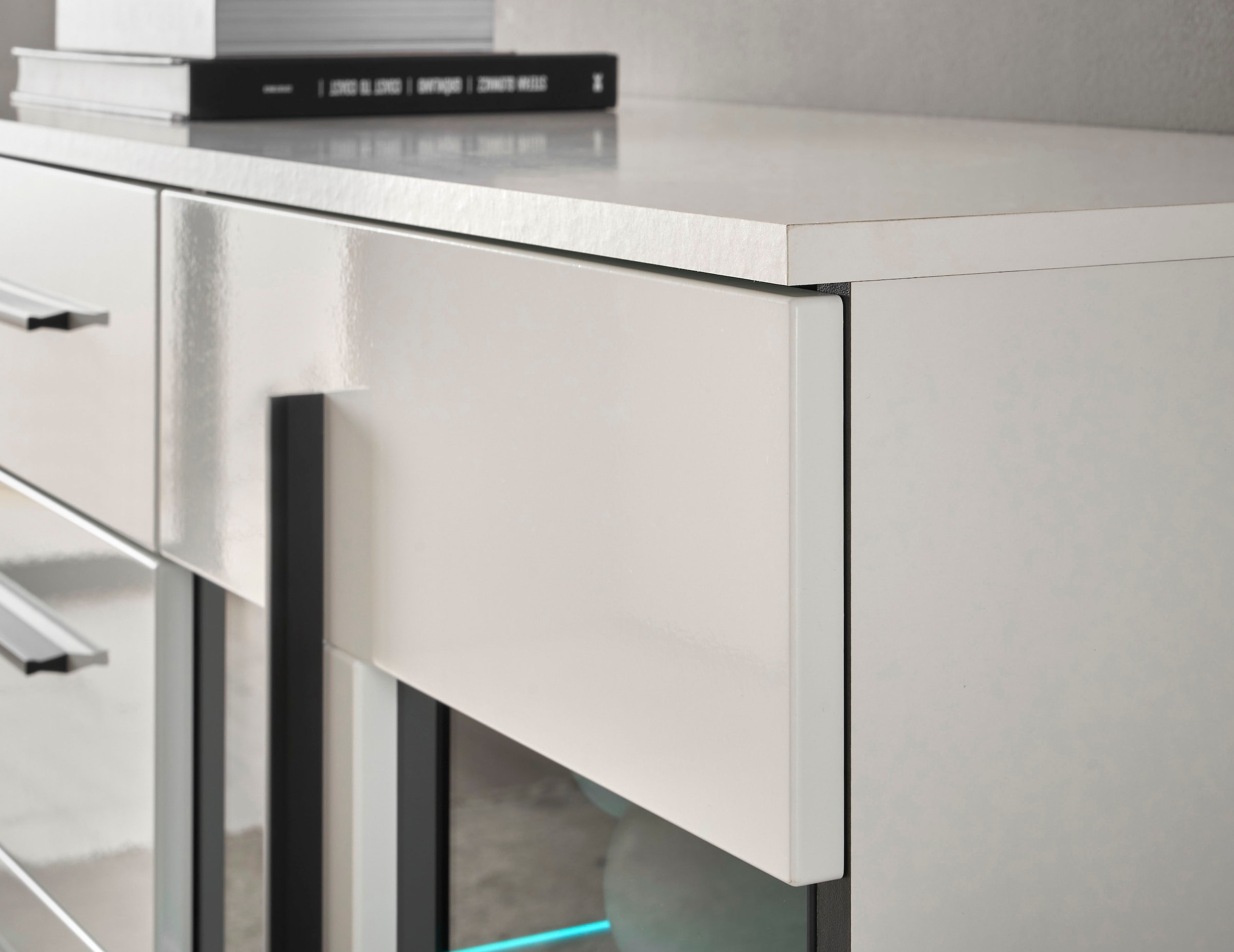 INOSIGN Sideboard »Cantara, moderner Schrank, Kommode in Eiche Evoke oder weiß«, schwarze Stangengriffe, ausreichend Stauraum, vielseitig einsetzbar