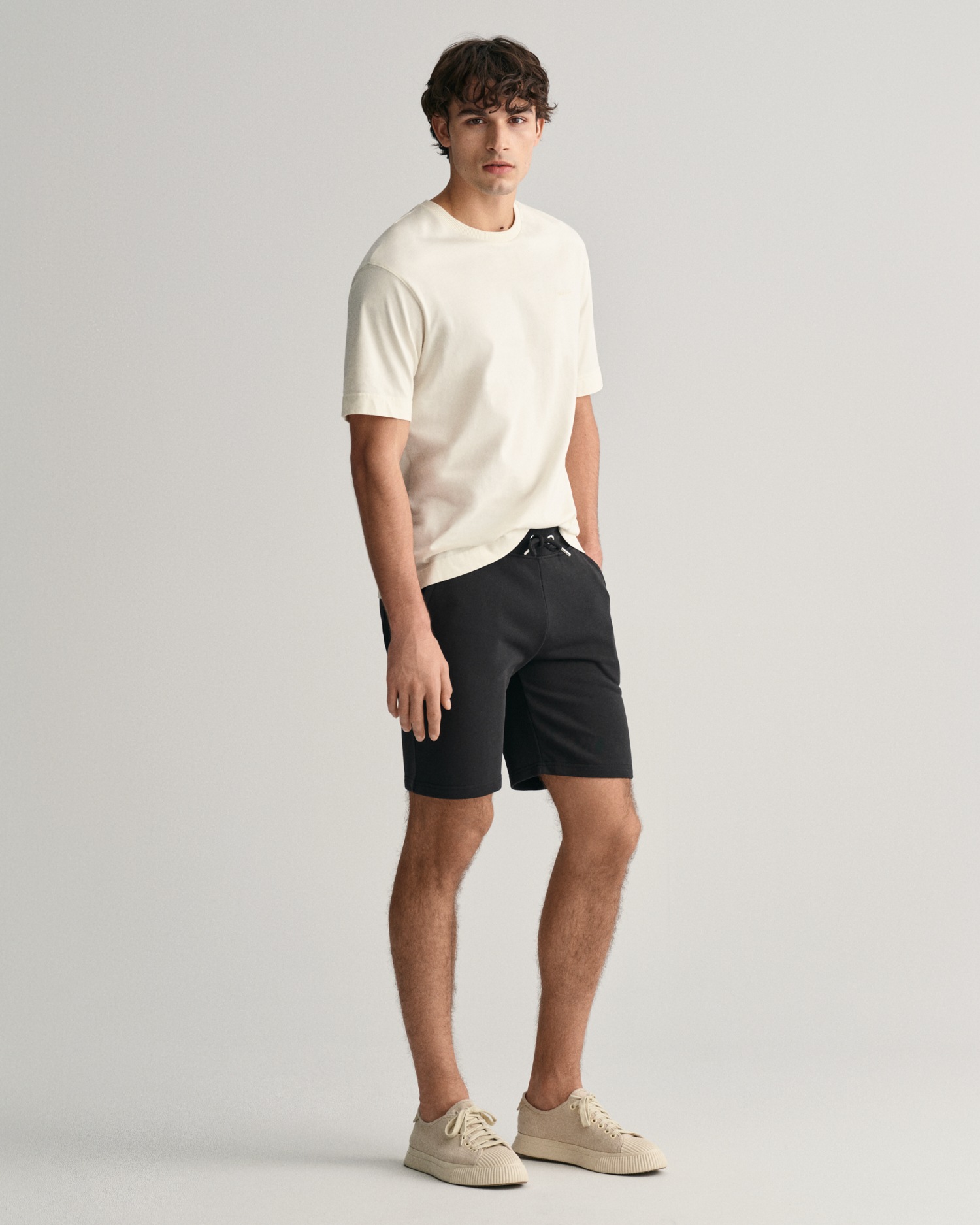 Gant Sweatshorts »REG SHIELD SWEAT SHORTS«, mit einer kleinen Logostickerei unter der Eingriffstasche