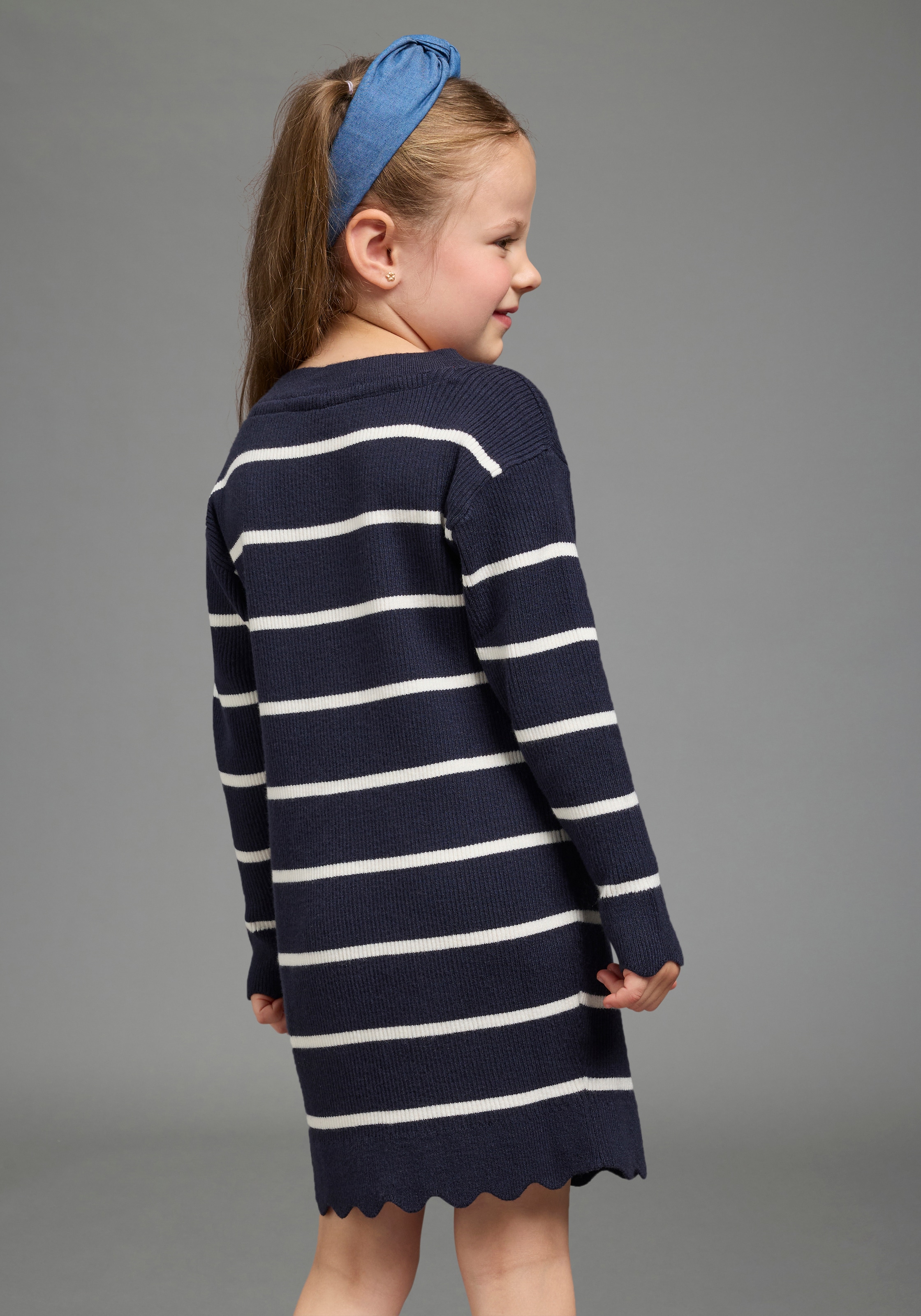 KangaROOS Strickkleid »Modisches KangaROOS Ringelkleid aus weichem Feinstrick« Trendiges gestricketes Kleid mit Logo-Stickerei, knielang, geringelt