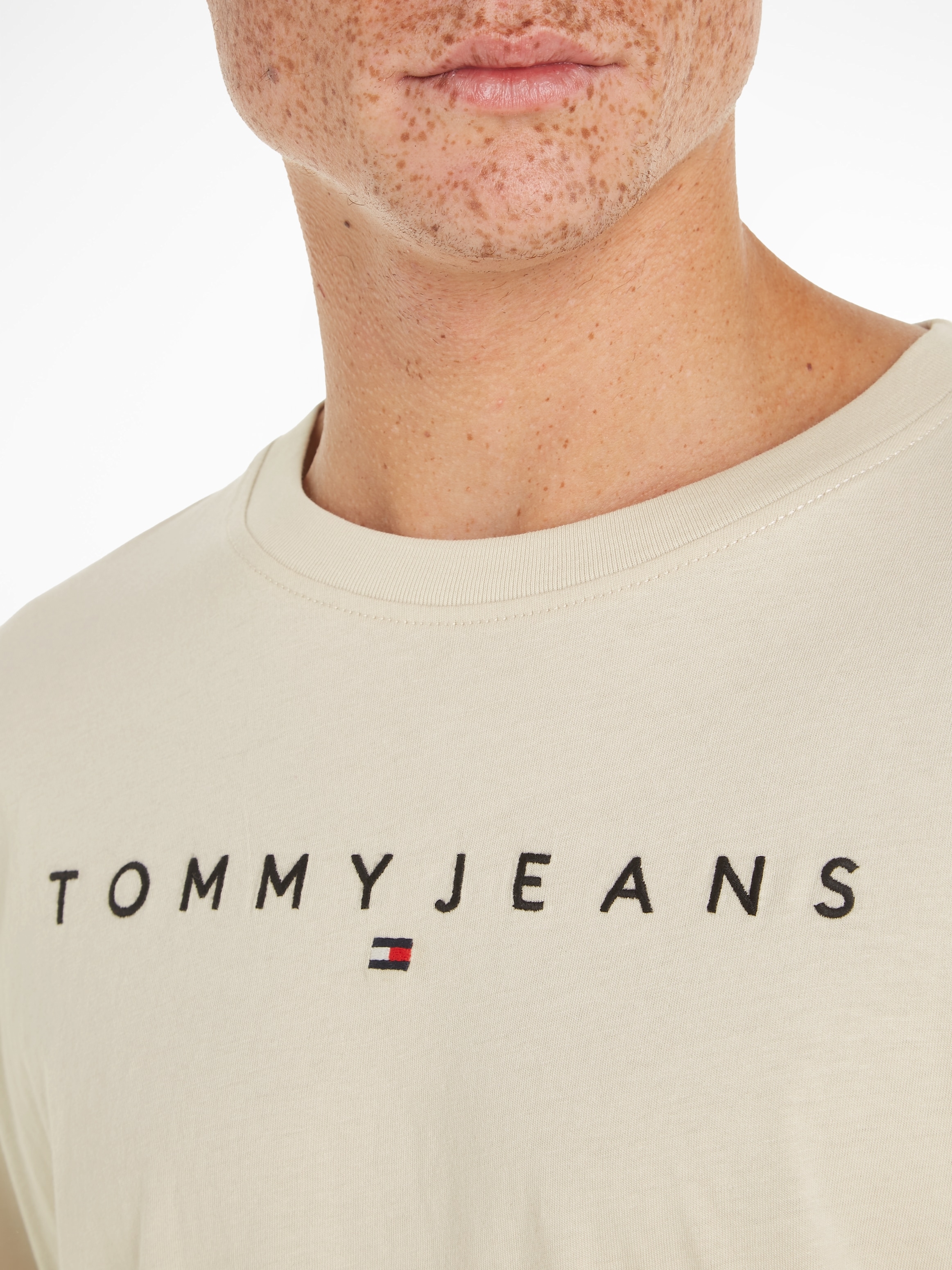 Tommy Jeans T-Shirt »TJM REG LINEAR LOGO TEE EXT«, mit Markenlabel