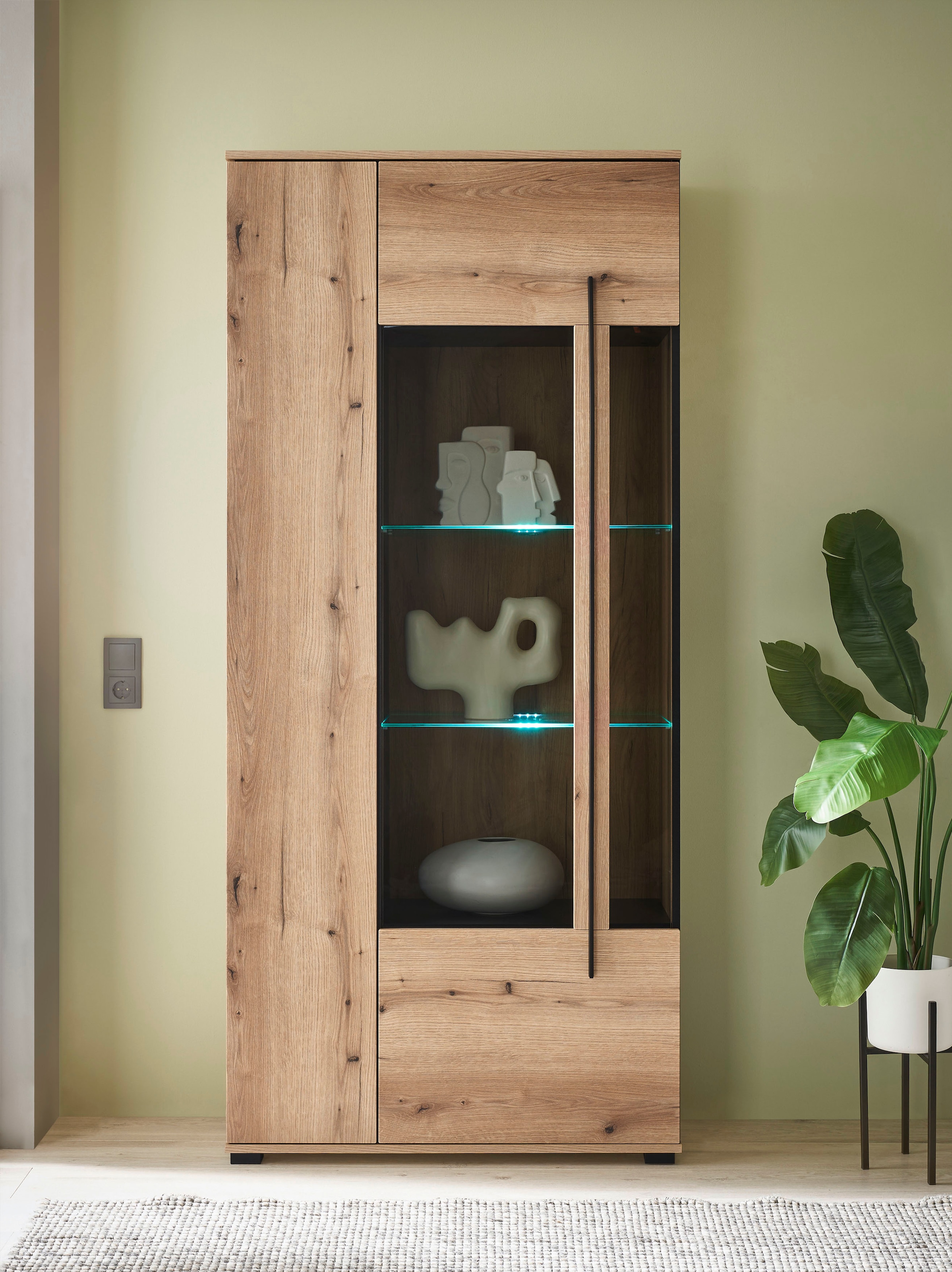 INOSIGN Vitrine »Cantara, Vitrinenschrank in Eiche Evoke oder weiß, Standvitrine«, schwarzer Stangengriff, ausreichend Stauraum, vielseitig einsetzbar