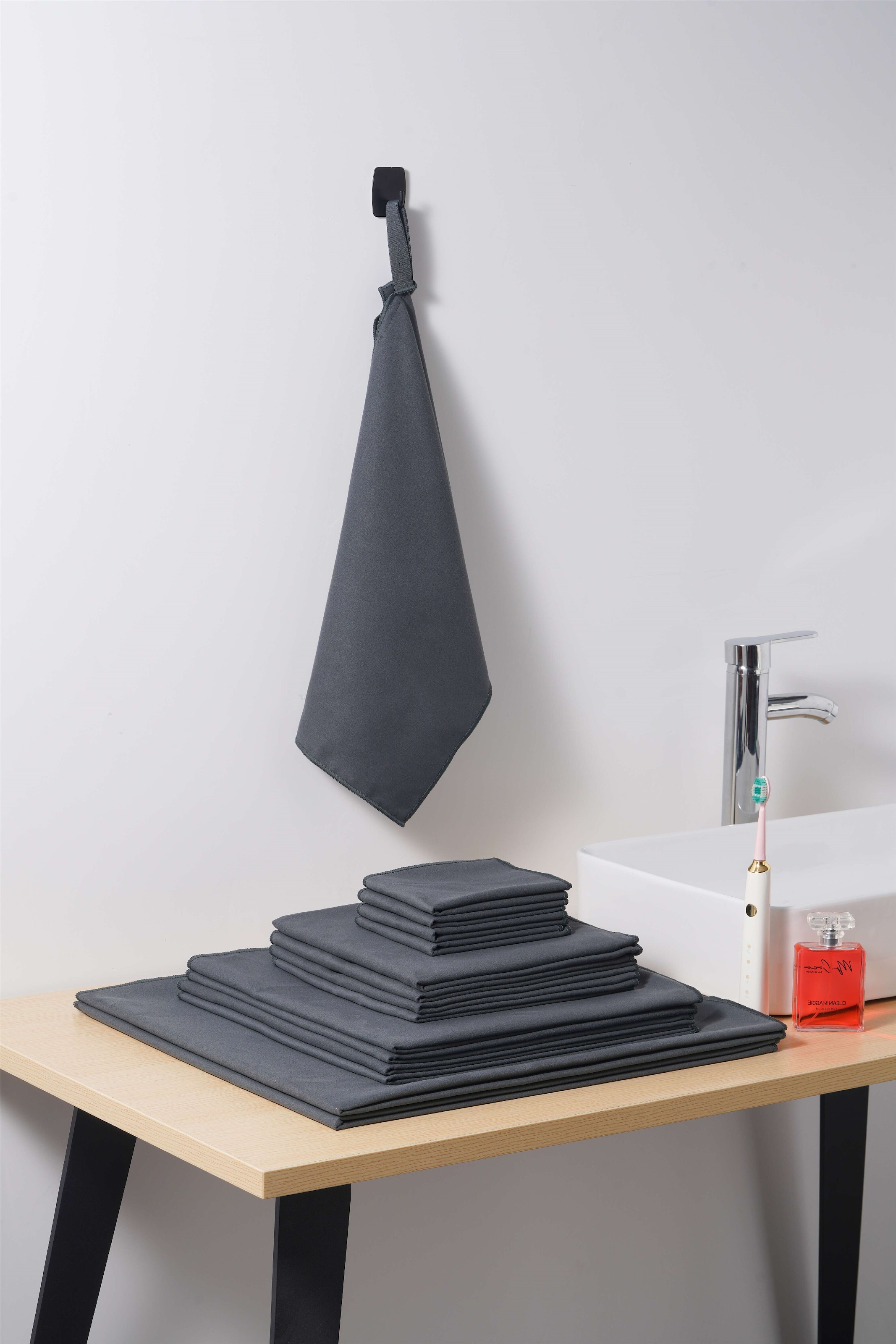 OTTO home Sporthandtuch »Leoa, Serie, 4 Handtücher«, (4 St., 4er Set 70/140), sehr leicht, kompakt, schnelltrocknend, Mikrofaser mit Kontrastnaht